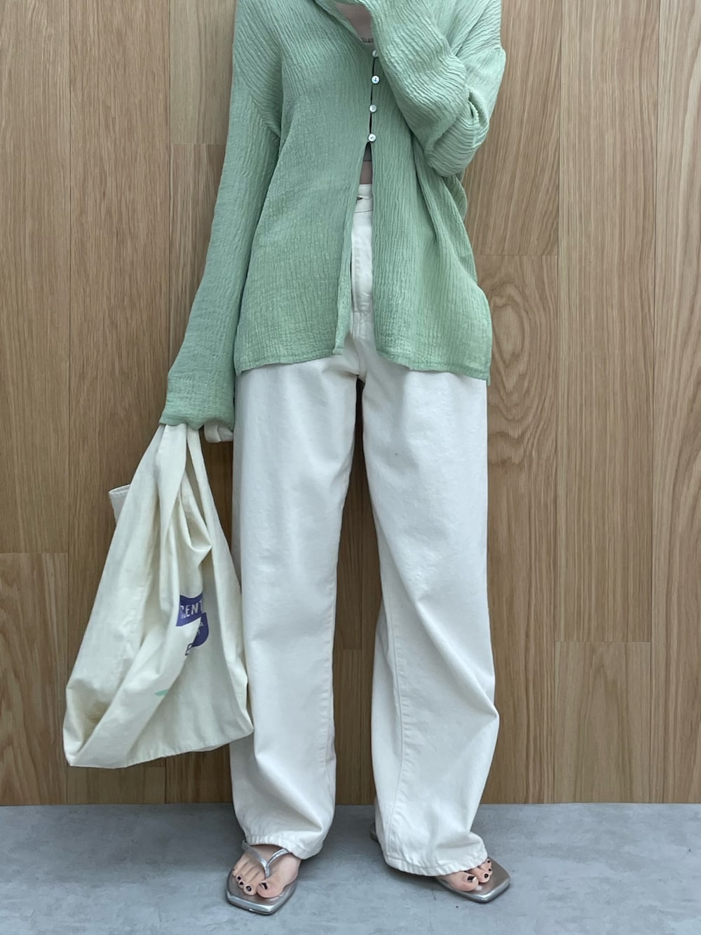 グレー系のキャミソール、シルバー系のサンダル、ホワイト系のエコバッグ/サブバッグを着用したレディースの夏コーディネートの7枚目の写真