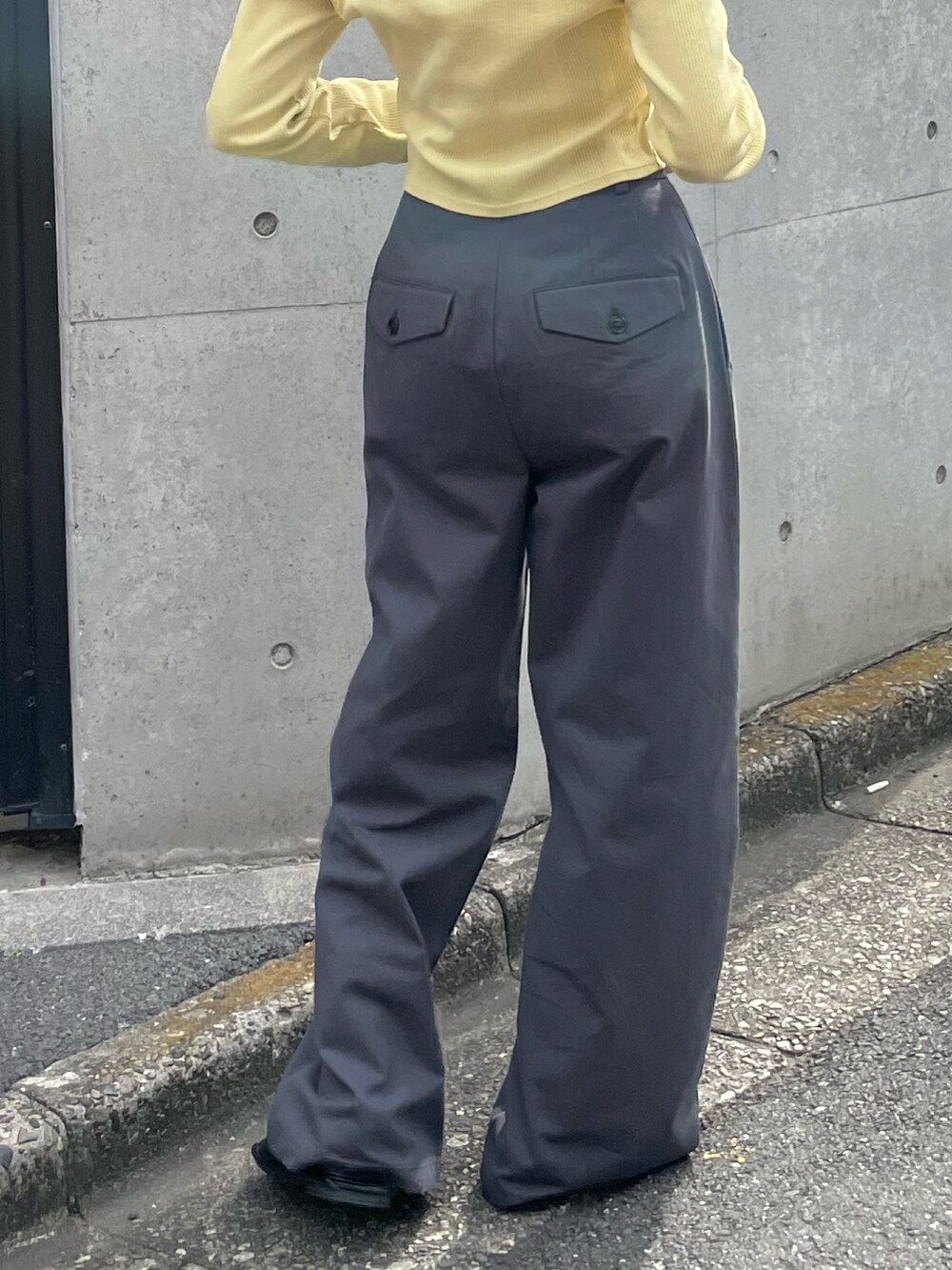 ブラック系のキャミソール、ブラック系のローファー、グリーン系のTシャツ/カットソーを着用したレディースの夏コーディネートの8枚目の写真