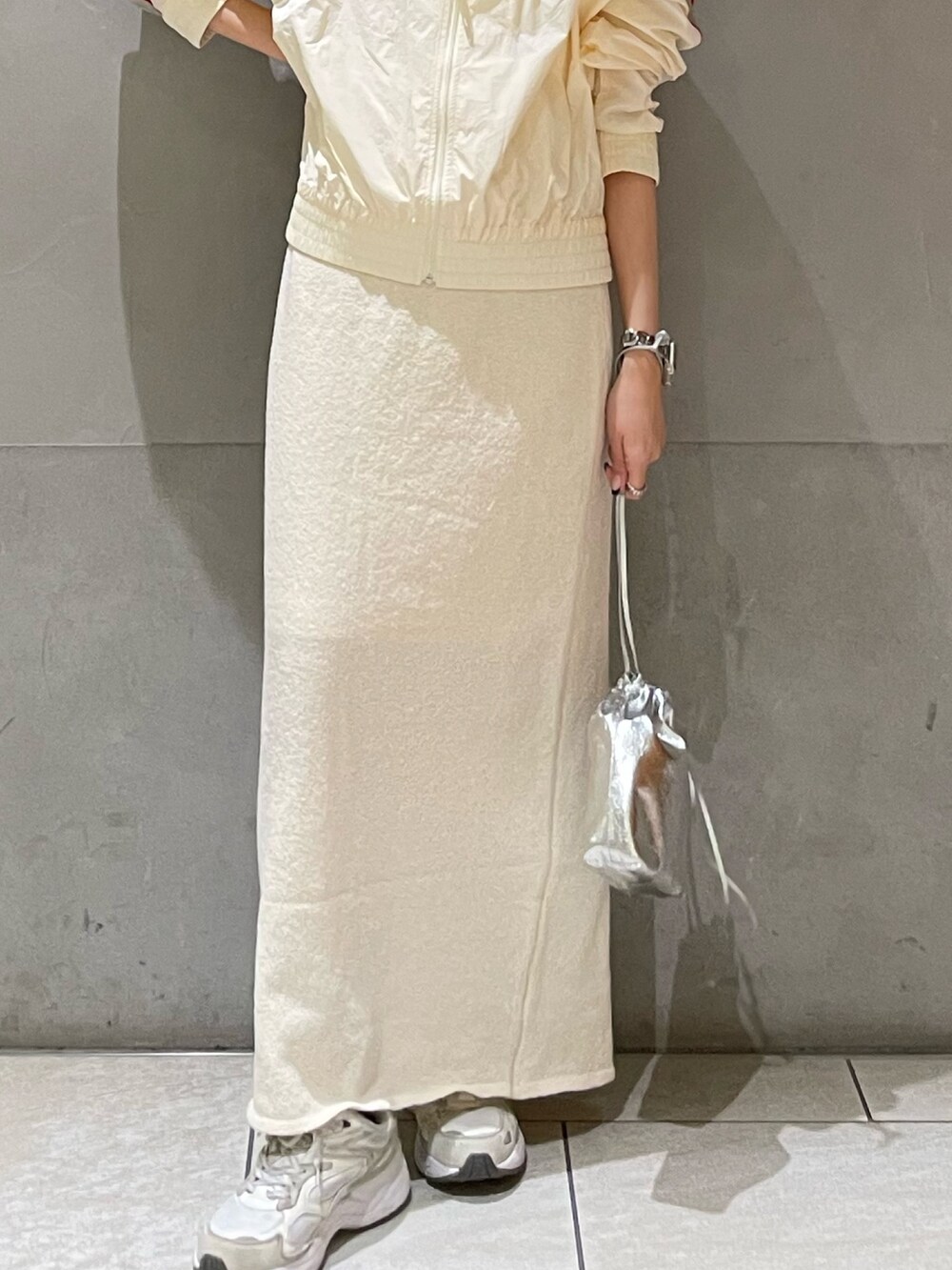 ホワイト系のスカート、ホワイト系のブルゾンを着用したレディースの冬コーディネートの8枚目の写真