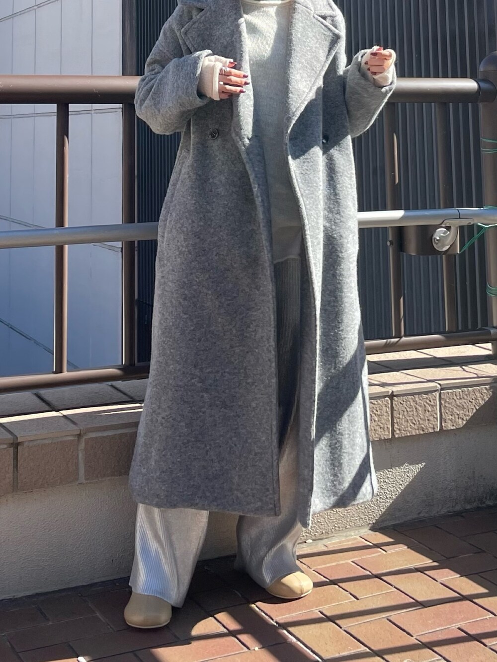 シルバー系のその他パンツ、ベージュ系のブーツ、ブルー系のTシャツ/カットソーを着用したレディースの秋コーディネートの3枚目の写真