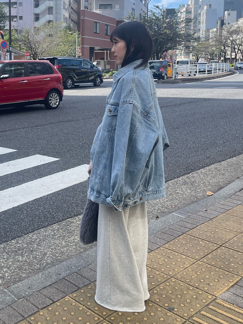 ピンク系のニット/セーター、グレー系のハンドバッグ、グレー系のスウェットパンツを着用したレディースの秋コーディネートの6枚目の写真