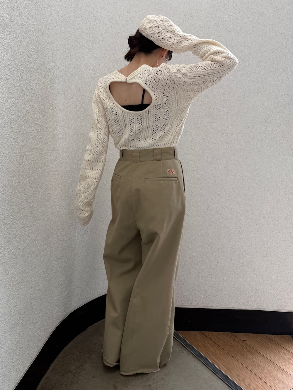 ベージュ系のその他パンツ、ブラウン系のブーツ、ホワイト系のニット/セーターを着用したレディースの秋コーディネートの3枚目の写真