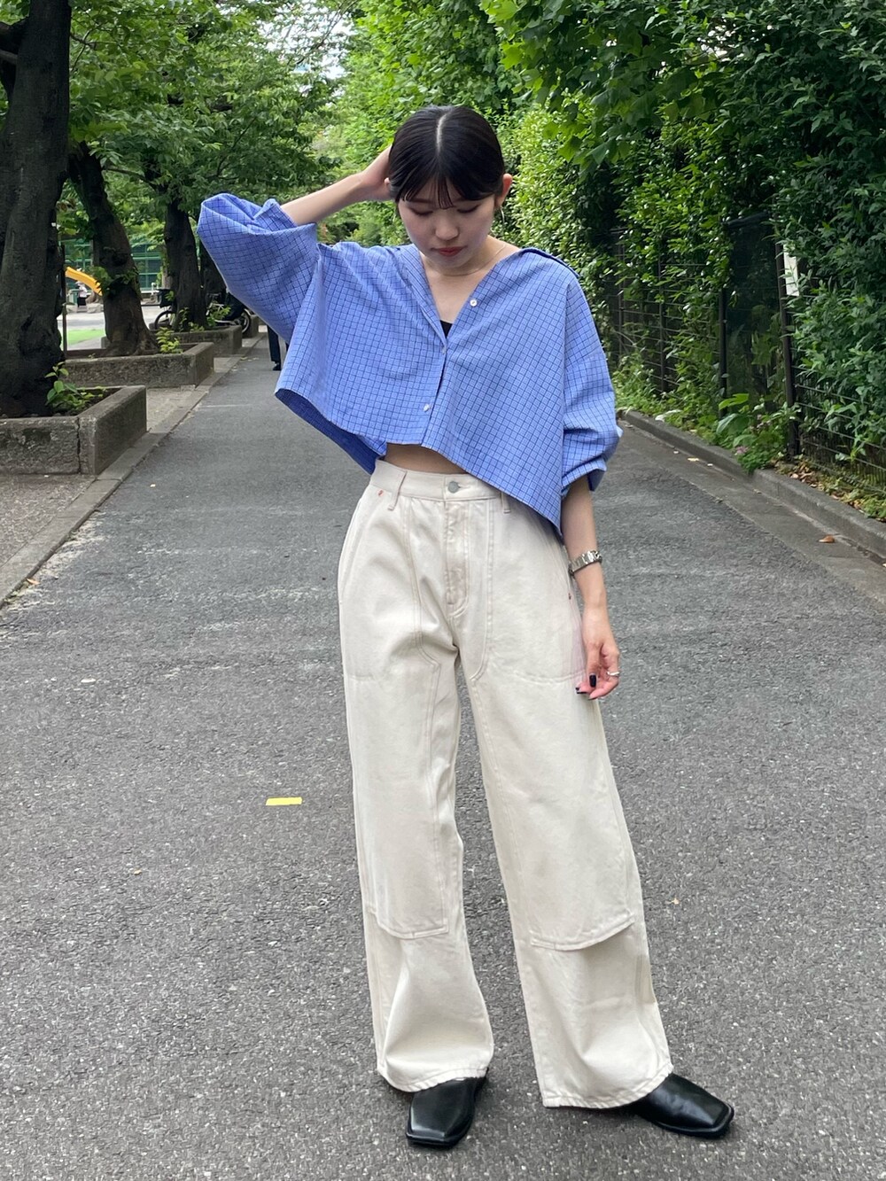 その他のシャツ/ブラウス、ホワイト系のデニムパンツ、ブラック系のローファーを着用したレディースの秋コーディネートの7枚目の写真