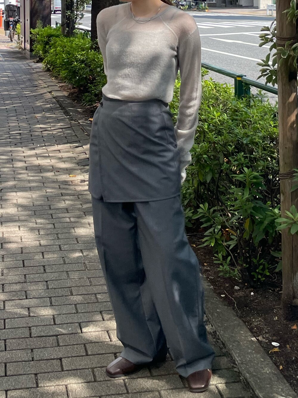 ブラウン系のブーツ、グレー系のニット/セーター、グレー系のその他パンツを着用したレディースの秋コーディネートの5枚目の写真