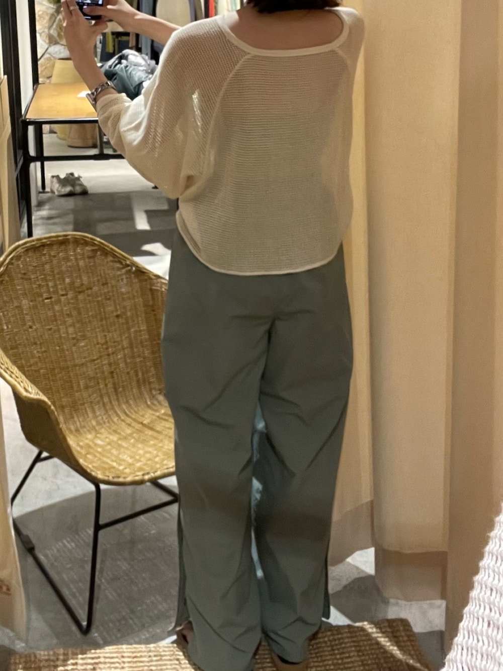 グレー系のキャミソール、ブラック系のサンダル、グリーン系のその他パンツを着用したレディースの春コーディネートの6枚目の写真