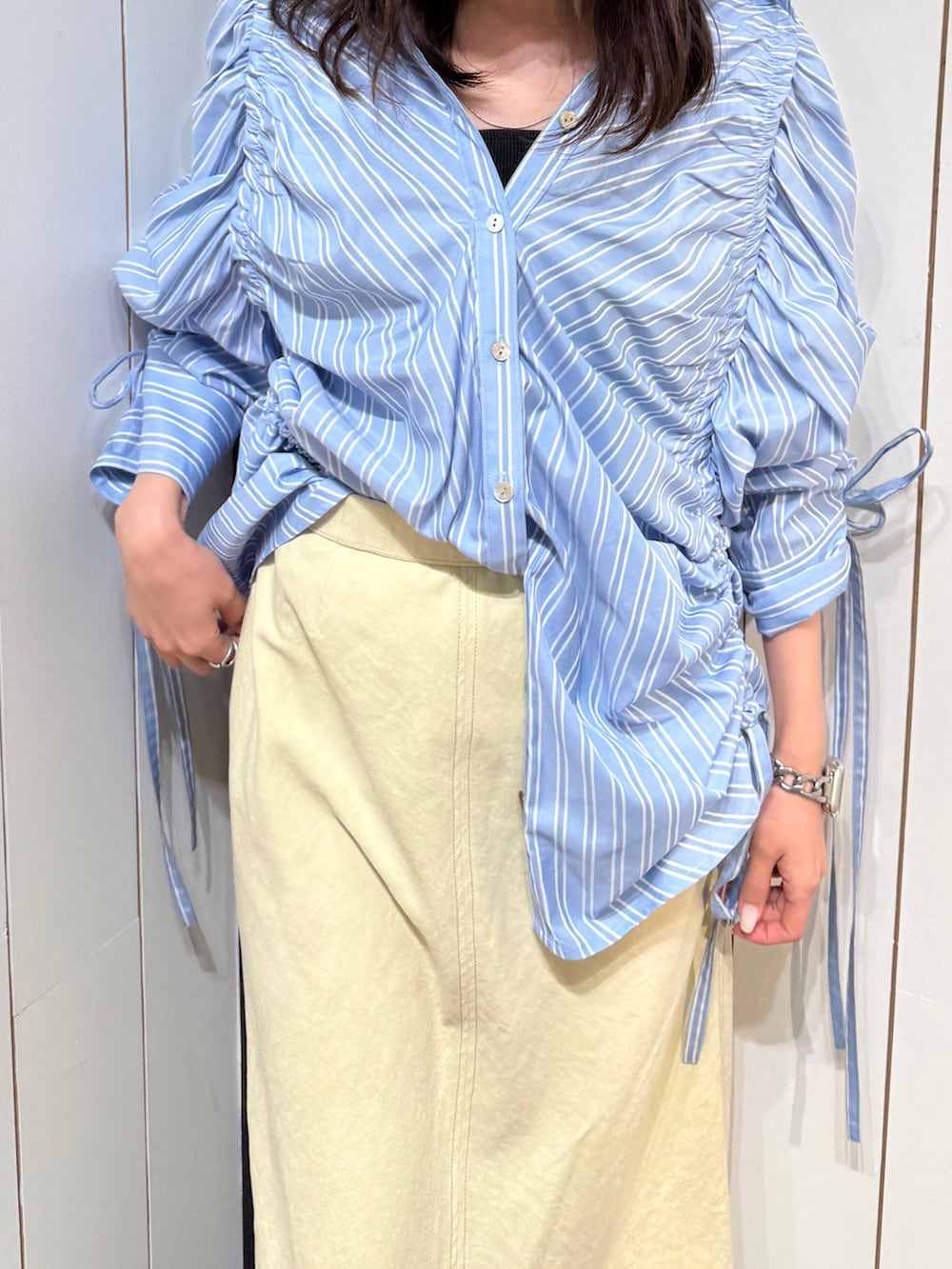 イエロー系のスカート、イエロー系のサンダル、ブルー系のシャツ/ブラウスを着用したレディースの春コーディネートの6枚目の写真