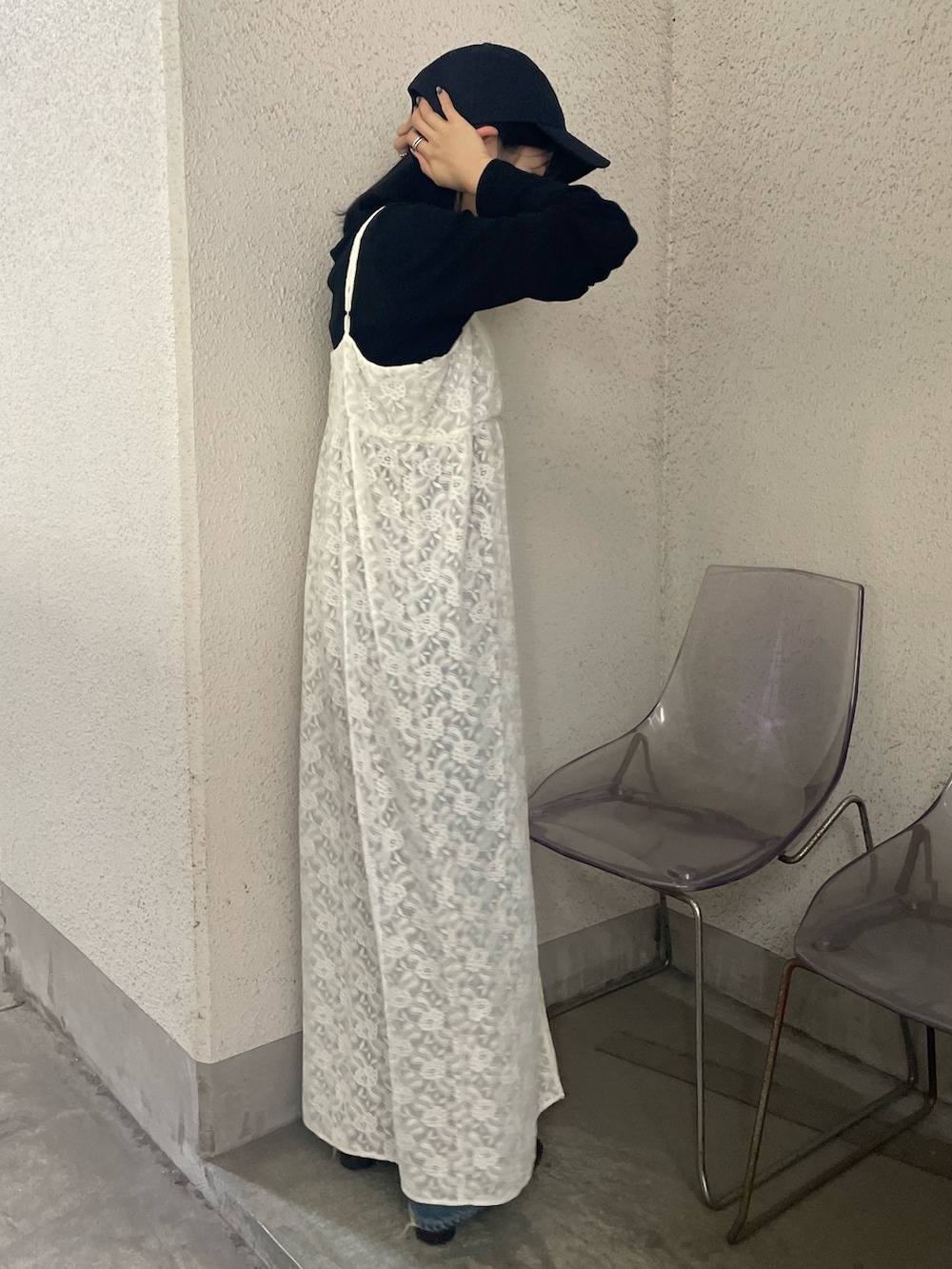 ホワイト系のワンピース、ブラック系のTシャツ/カットソー、ブラック系のブーツを着用したレディースの秋コーディネートの6枚目の写真