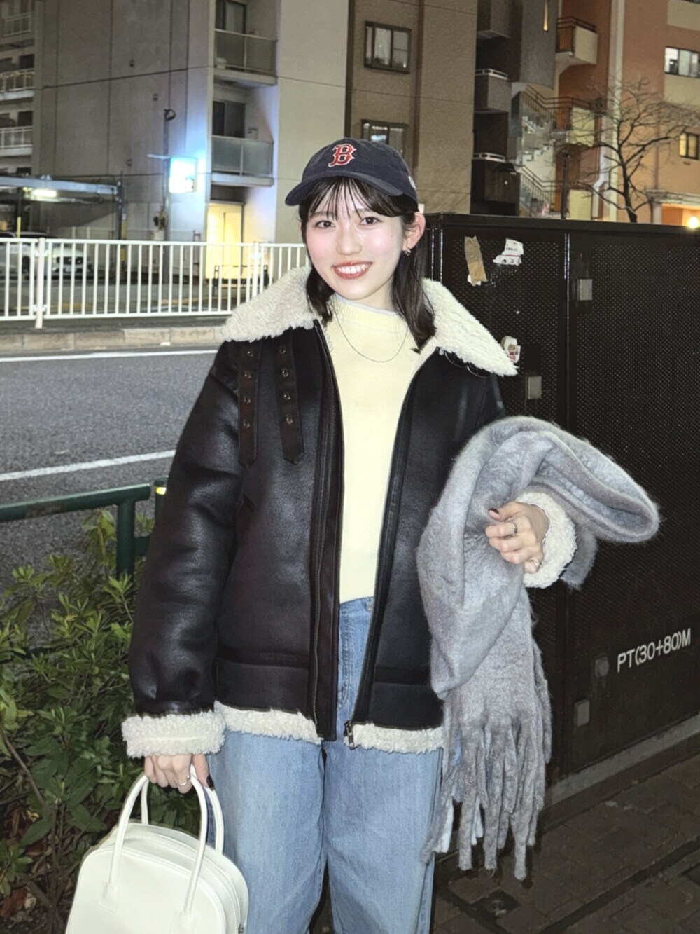 ブラウン系のブーツ、ブルー系のデニムパンツ、イエロー系のニット/セーターを着用したレディースの冬コーディネートの7枚目の写真