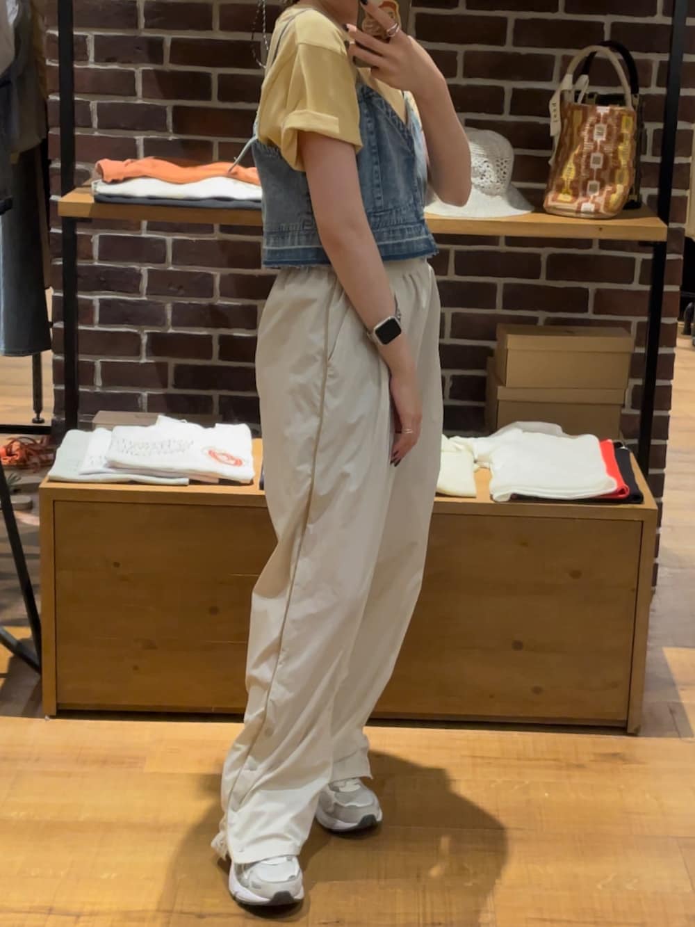 ホワイト系のその他パンツ、ブルー系のキャミソール、イエロー系のTシャツ/カットソーを着用したレディースの夏コーディネートの4枚目の写真