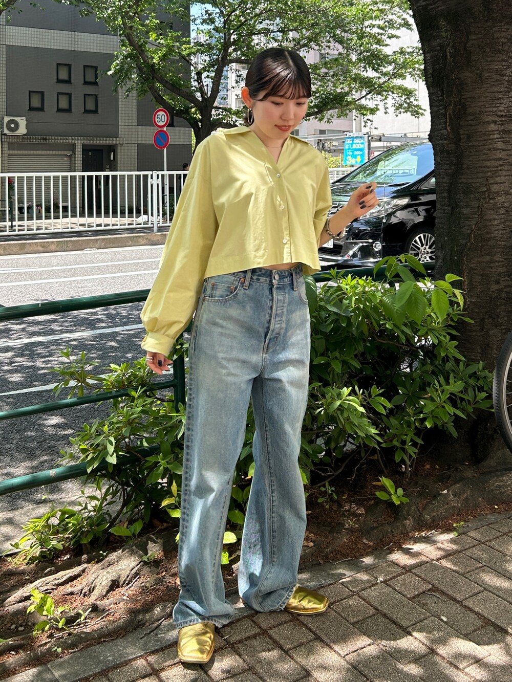「シャツスタイル、デニム、デニムパンツ、シャツ、きれいめカジュアル」｜「Ungridの2Wayデザインシャツ（シャツ/ブラウス、グリーン系）」を使った、多田詩音さん（レディース・152cm）の夏コーディネートの7枚目の写真