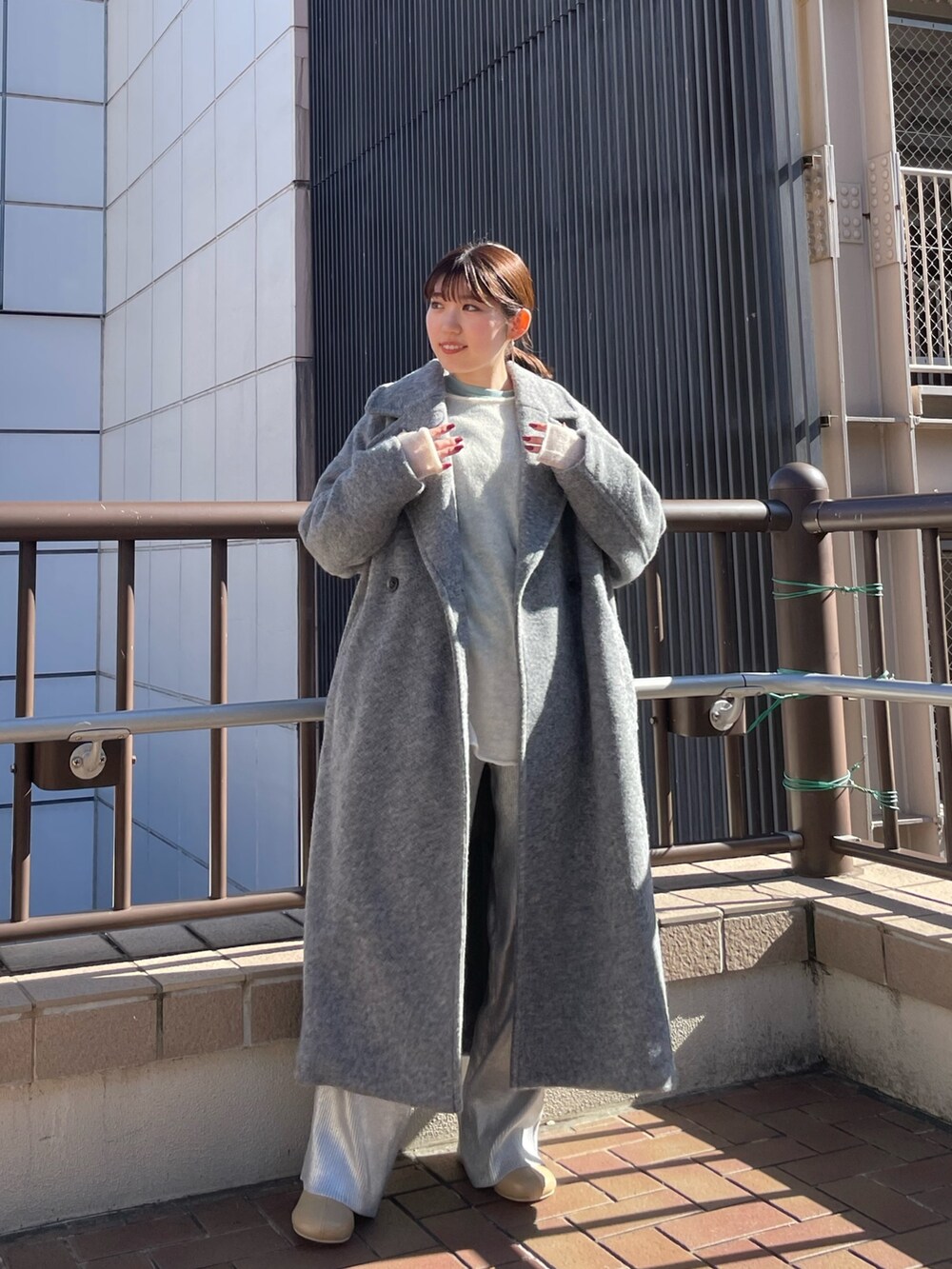 シルバー系のその他パンツ、ベージュ系のブーツ、ブルー系のTシャツ/カットソーを着用したレディースの秋コーディネートの6枚目の写真