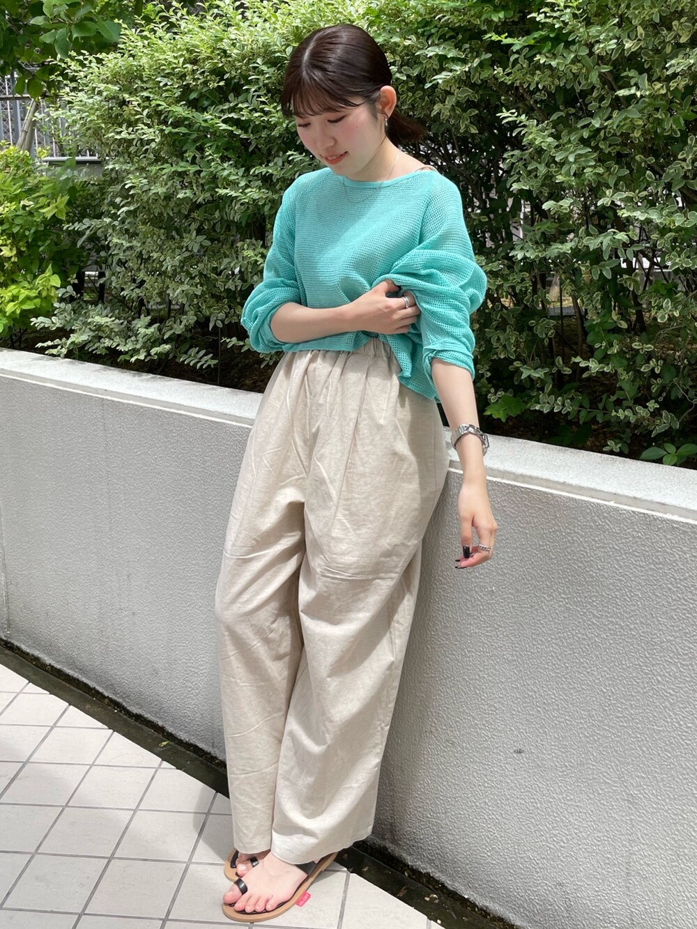 グレー系のキャミソール、ホワイト系のその他パンツ、ブラック系のサンダルを着用したレディースの夏コーディネートの3枚目の写真