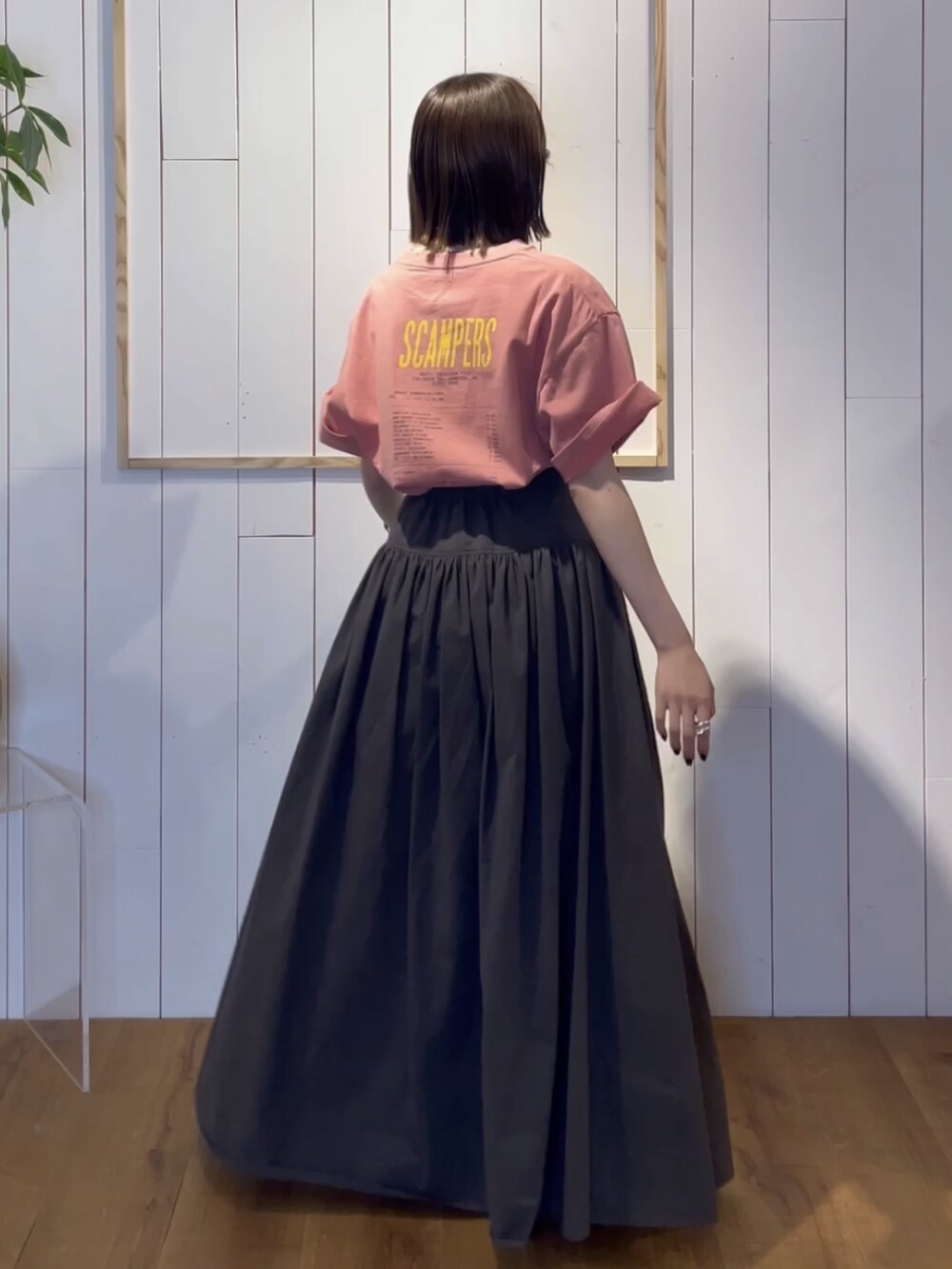 ピンク系のTシャツ/カットソー、グレー系のスカートを着用したレディースの春コーディネートの3枚目の写真