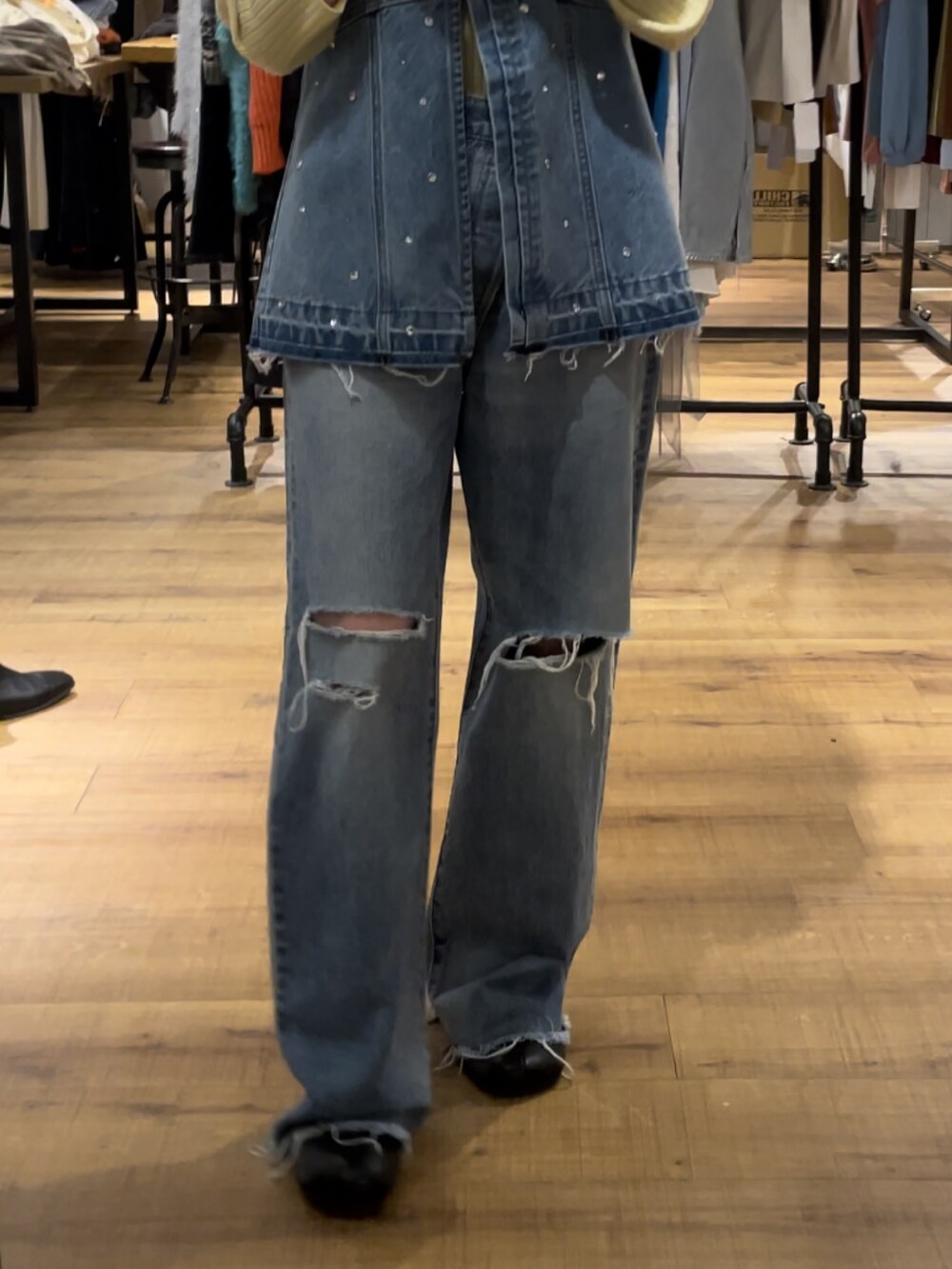 ブラック系のブーツ、ブルー系のタンクトップ、イエロー系のニット/セーターを着用したレディースの秋コーディネートの5枚目の写真