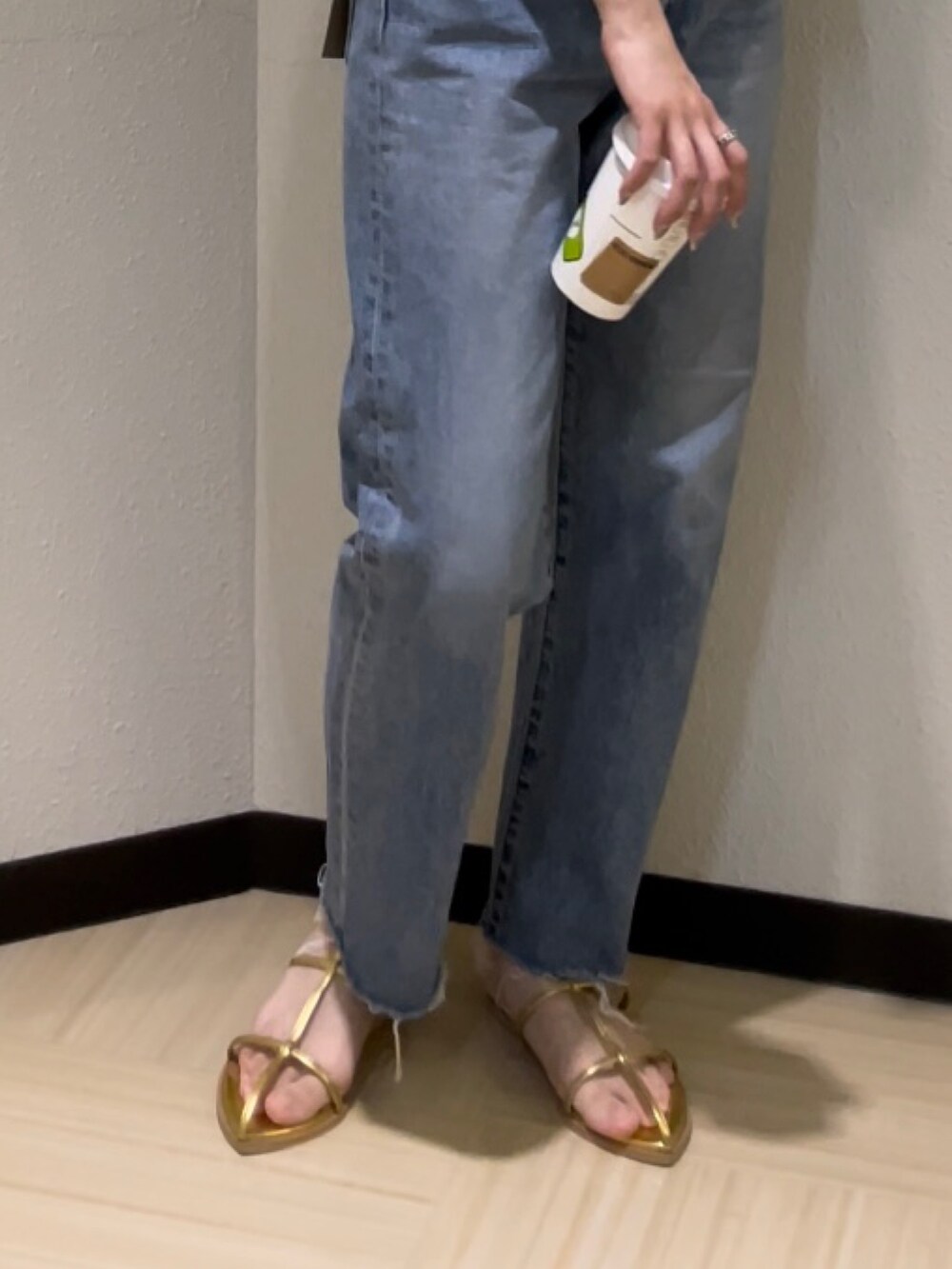 ブルー系のデニムパンツ、ベージュ系のキャミソール、ホワイト系のシャツ/ブラウスを着用したレディースの春コーディネートの8枚目の写真