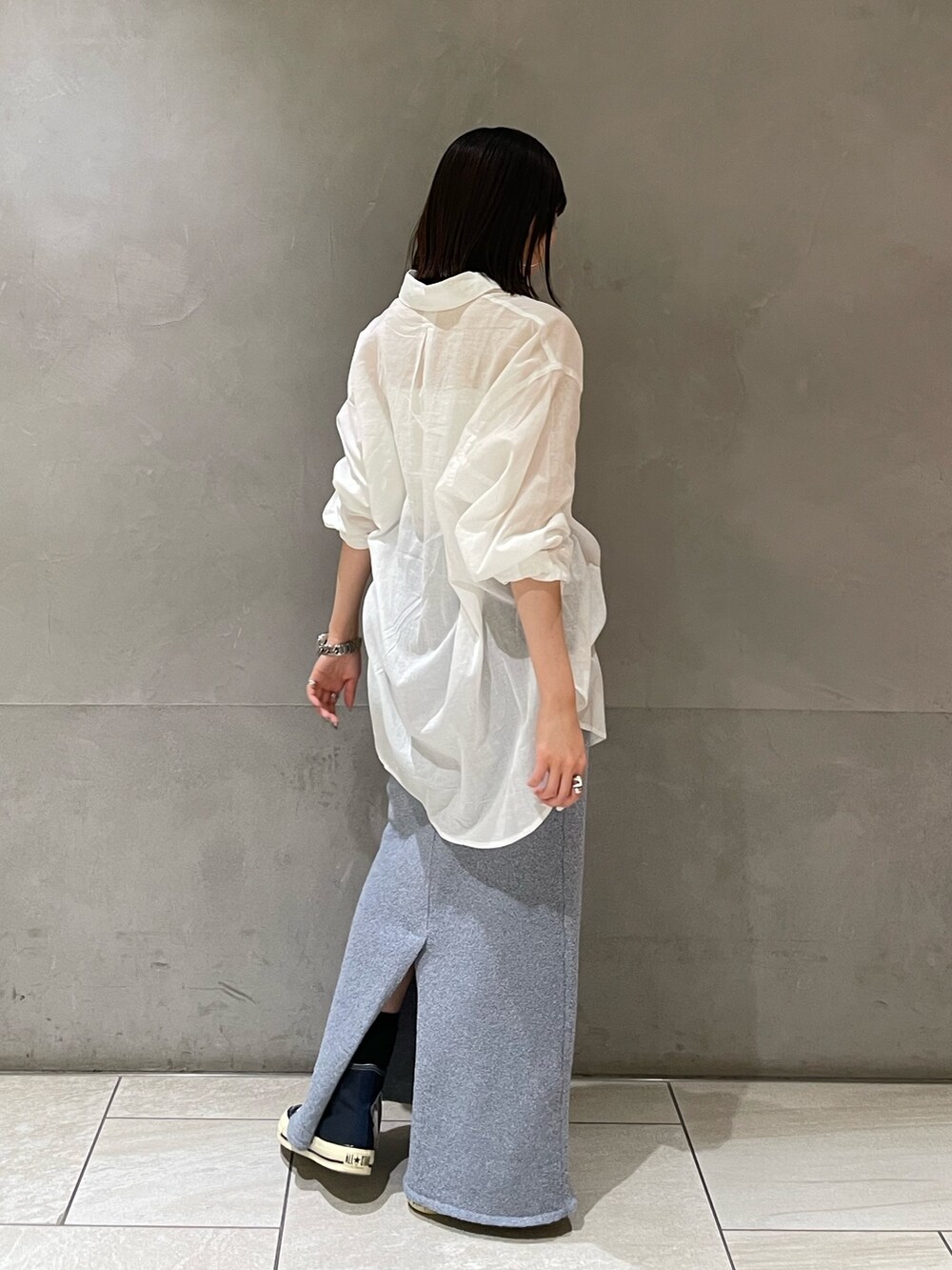 ホワイト系のシャツ/ブラウス、ブルー系のスカートを着用したレディースの春コーディネートの6枚目の写真