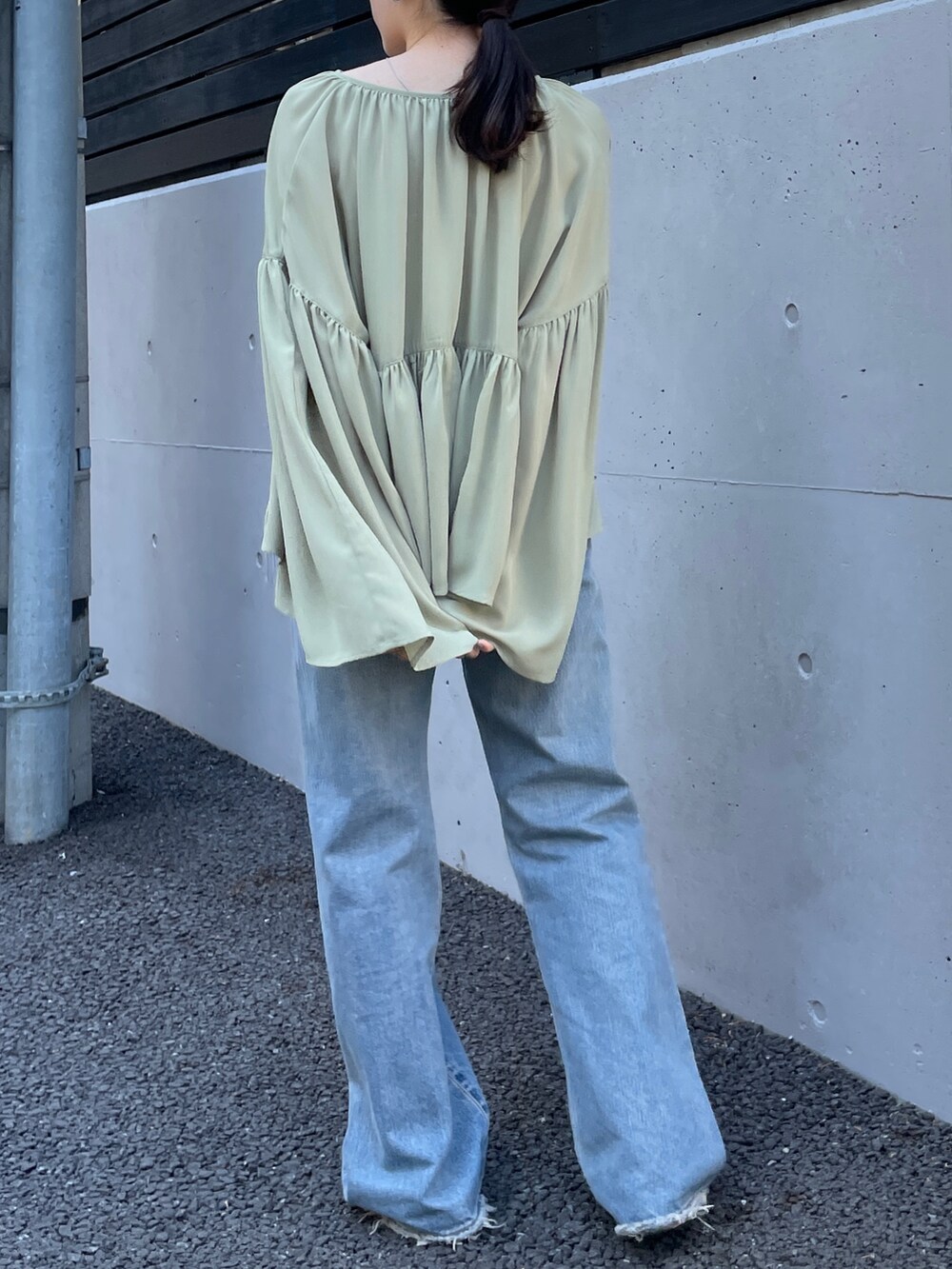 ブルー系のデニムパンツ、シルバー系のバレエシューズ、グリーン系のシャツ/ブラウスを着用したレディースの春コーディネートの4枚目の写真