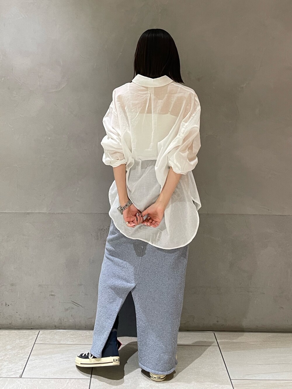 ホワイト系のシャツ/ブラウス、ブルー系のスカートを着用したレディースの春コーディネートの7枚目の写真