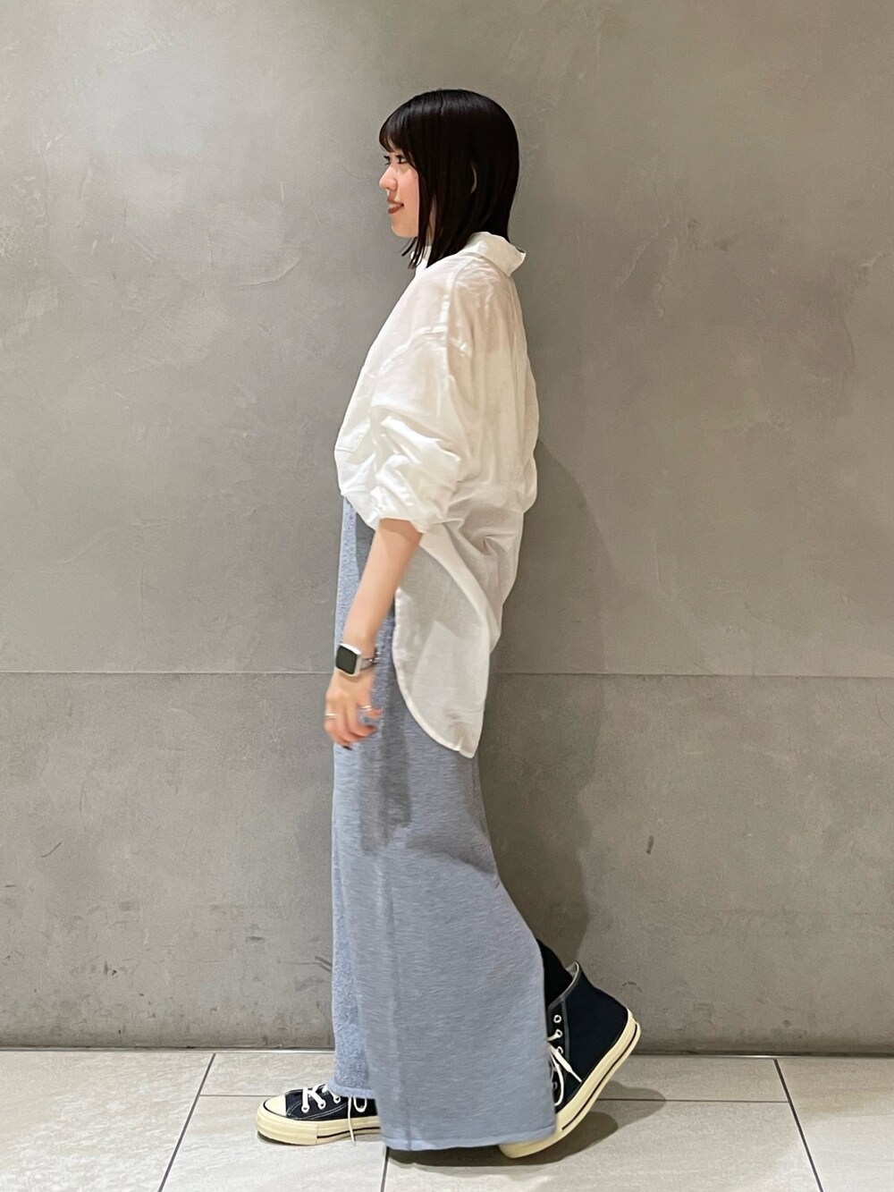 ホワイト系のシャツ/ブラウス、ブルー系のスカートを着用したレディースの春コーディネートの4枚目の写真