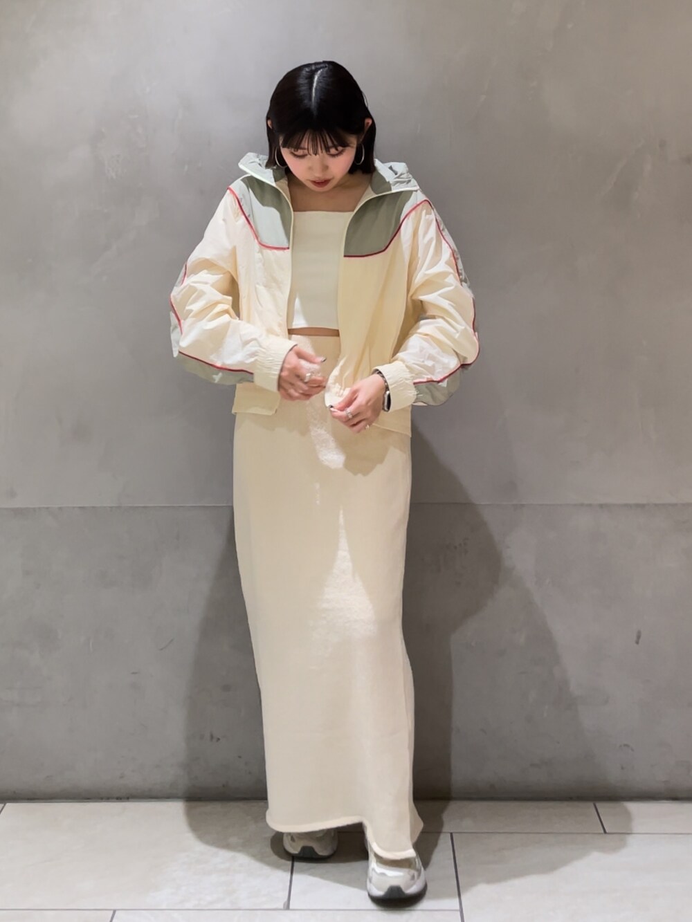 ホワイト系のスカート、ホワイト系のブルゾンを着用したレディースの冬コーディネートの6枚目の写真