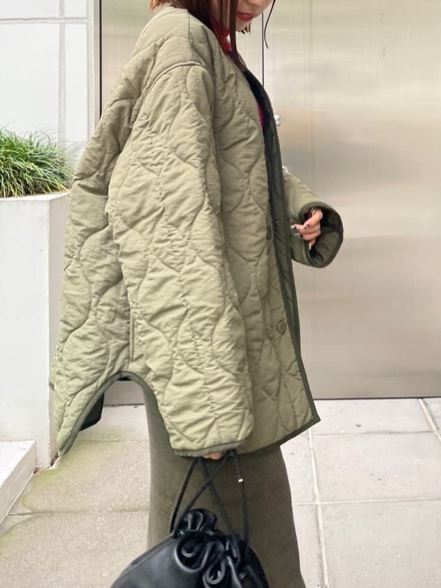 ブラック系のブーツ、グリーン系のブルゾン、レッド系のニット/セーターを着用したレディースの秋コーディネートの8枚目の写真