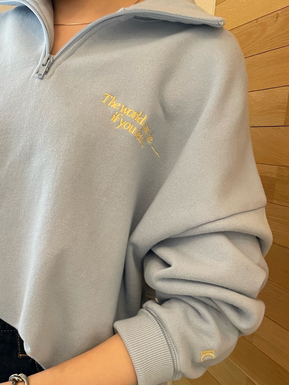 ブルー系のデニムパンツ、ブルー系のスウェットを着用したレディースの春コーディネートの5枚目の写真