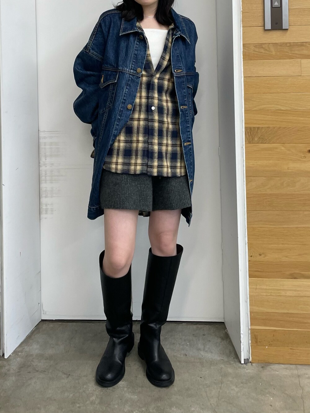 ブラック系のブーツ、グレー系のその他パンツ、ブルー系のシャツ/ブラウスを着用したレディースの秋コーディネートの8枚目の写真