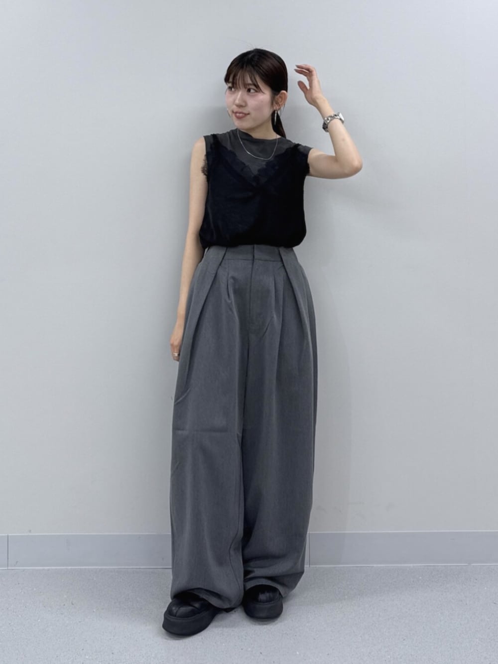 ブラック系のキャミソール、ブルー系のその他パンツ、グレー系のタンクトップを着用したレディースの夏コーディネートの2枚目の写真