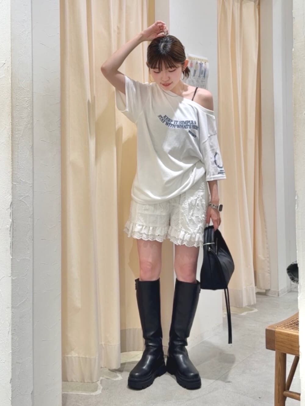 ホワイト系のその他パンツ、ホワイト系のTシャツ/カットソー、ブラック系のハンドバッグを着用したレディースの夏コーディネートの2枚目の写真