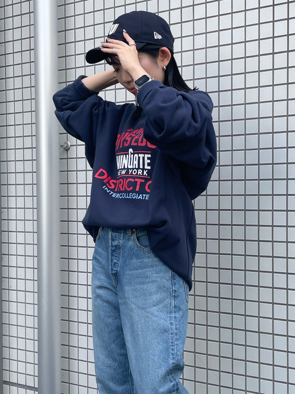 ブラック系のブーツ、ブルー系のスウェット、ブルー系のデニムパンツを着用したレディースの冬コーディネートの7枚目の写真