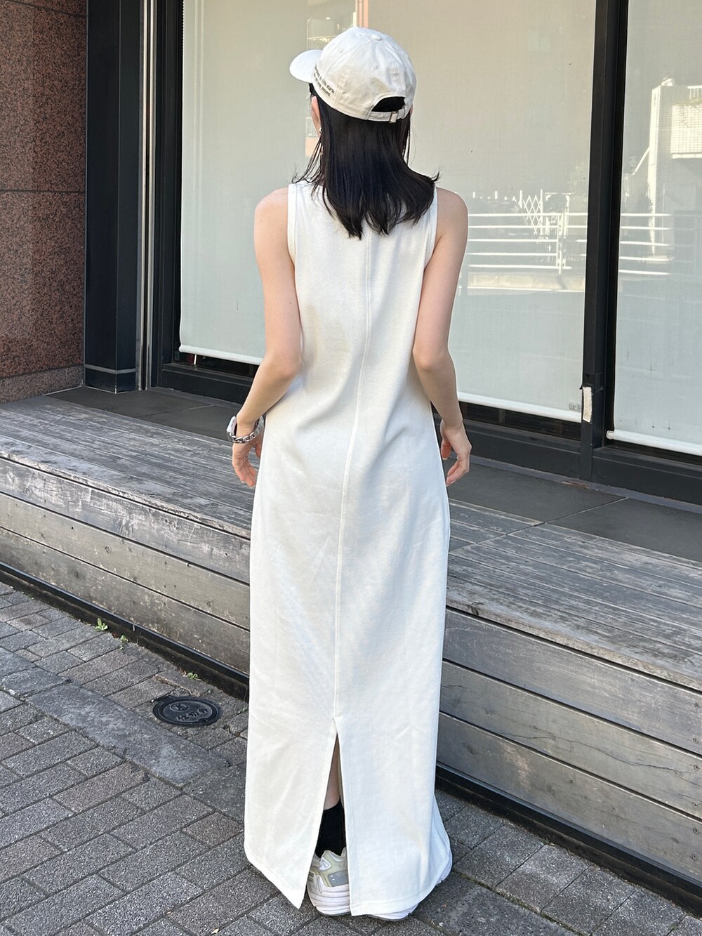 ホワイト系のワンピース、グレー系のカーディガン/ボレロ、ブルー系のネックレスを着用したレディースの夏コーディネートの4枚目の写真
