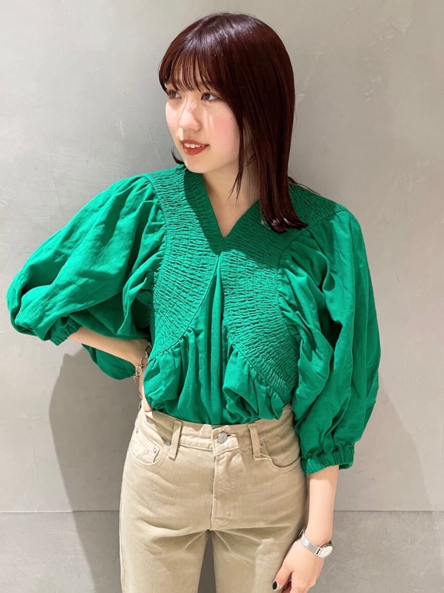 グリーン系のシャツ/ブラウスを着用したレディースの夏コーディネートの2枚目の写真