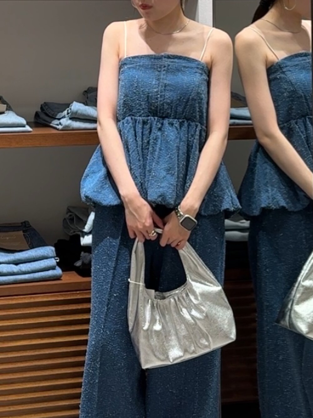 ブルー系のチューブトップ、ブルー系のデニムパンツ、その他のサンダルを着用したレディースの春コーディネートの5枚目の写真