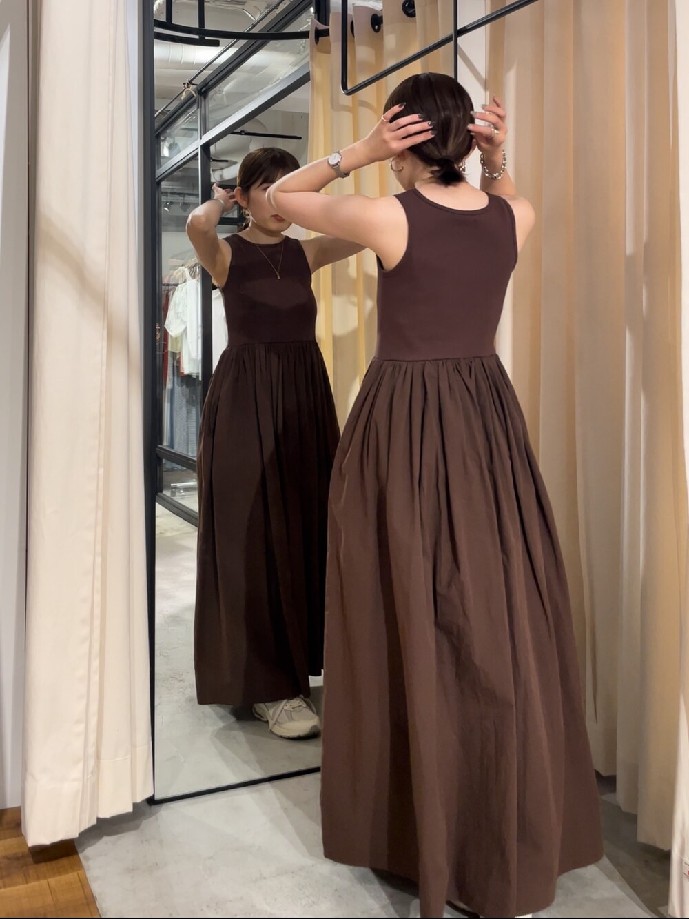 ホワイト系のキャミソール、ブラウン系のワンピース、ゴールド系のネックレスを着用したレディースの春コーディネートの3枚目の写真