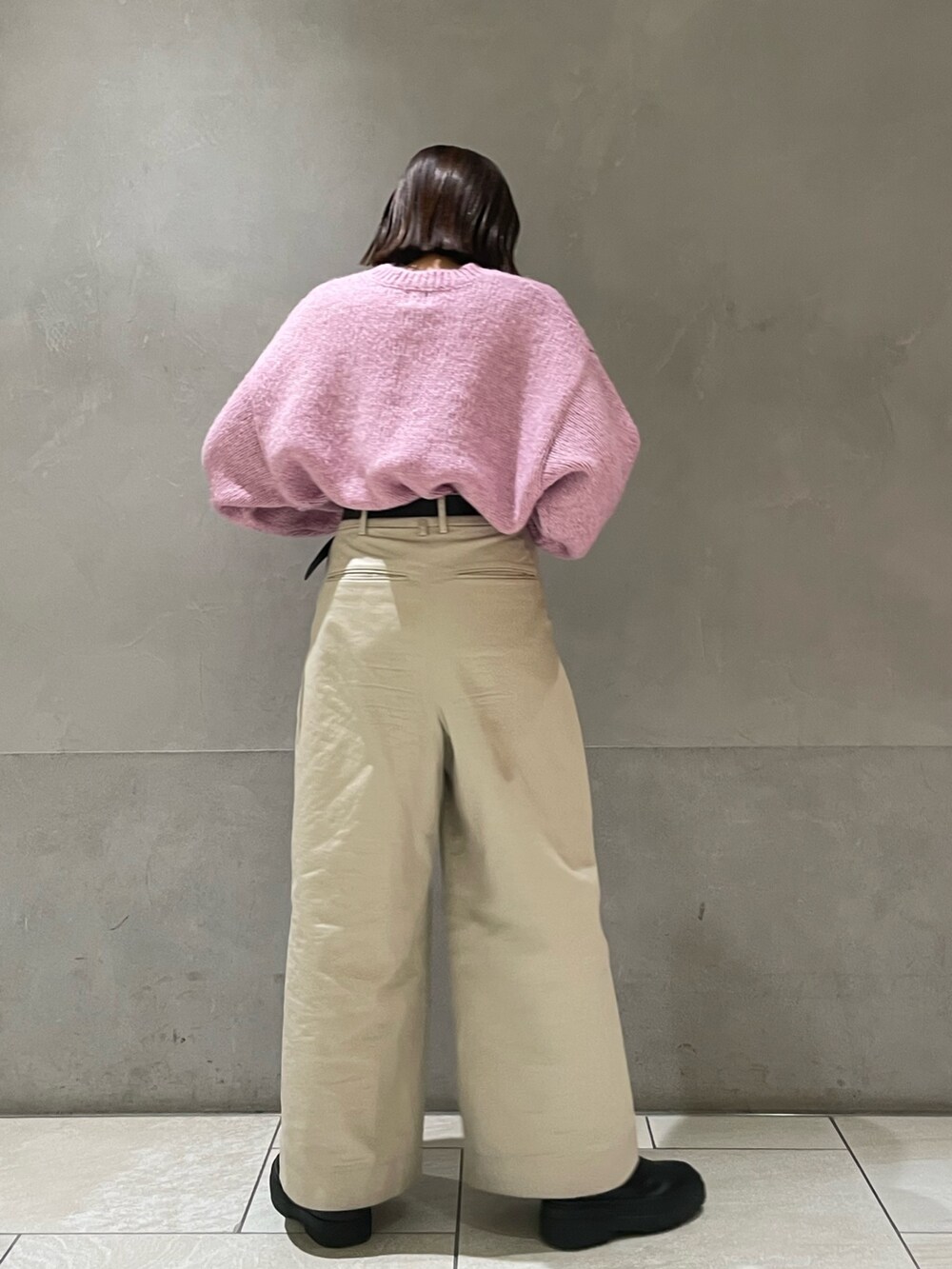 ホワイト系のその他パンツ、ピンク系のニット/セーターを着用したレディースの冬コーディネートの4枚目の写真