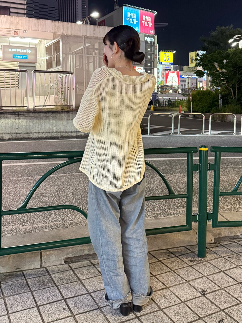 ブルー系のデニムパンツ、ホワイト系のカーディガン/ボレロを着用したレディースの春コーディネートの4枚目の写真
