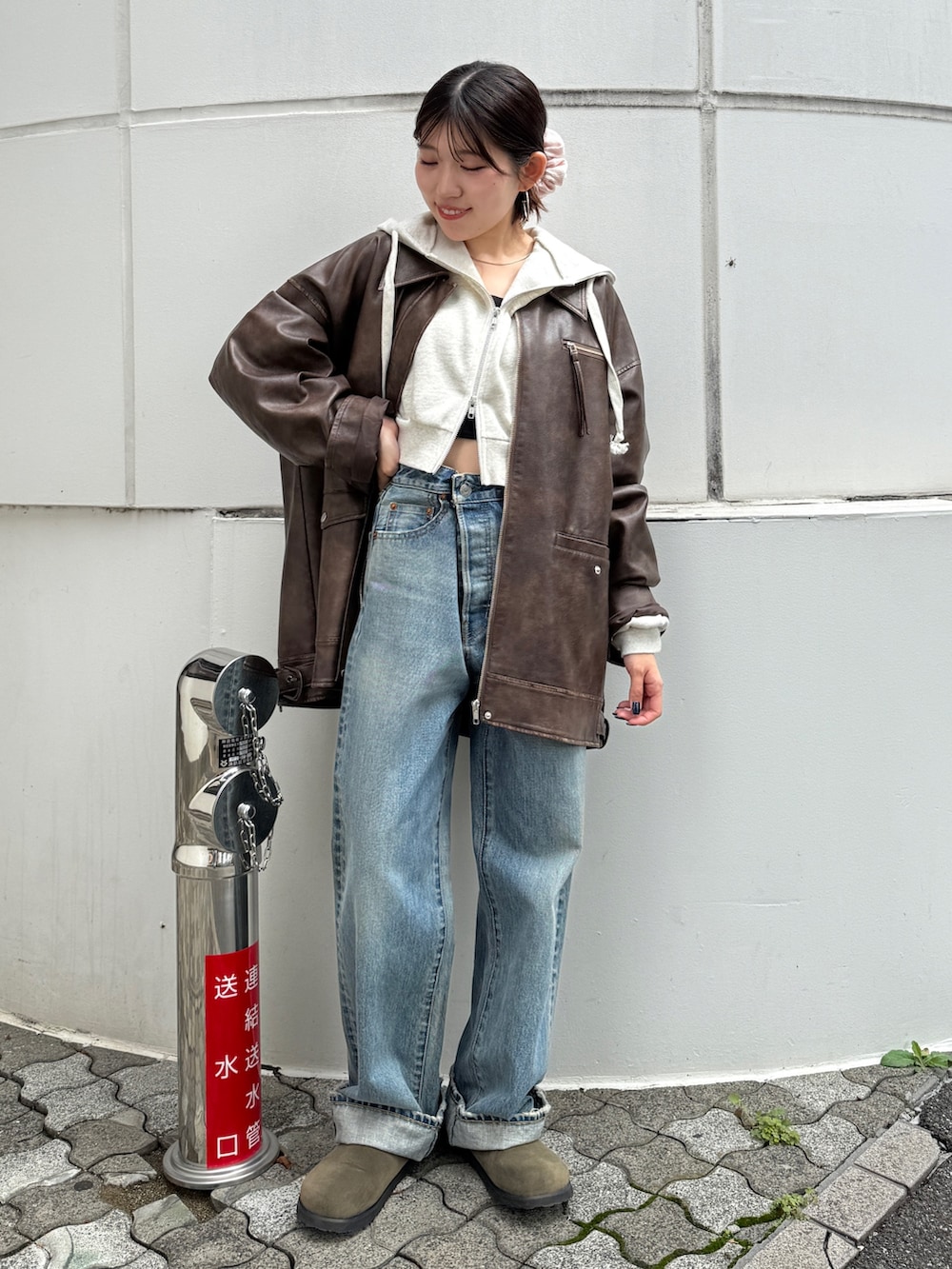 ブルー系のデニムパンツ、グリーン系のスリッポン、ホワイト系のパーカーを着用したレディースの秋コーディネートの5枚目の写真