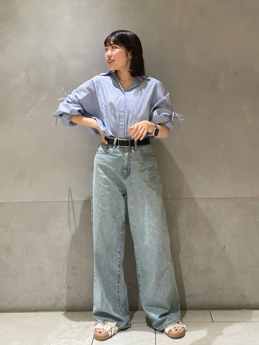 その他のシャツ/ブラウス、ブルー系のデニムパンツ、ホワイト系のサンダルを着用したレディースの春コーディネートの5枚目の写真