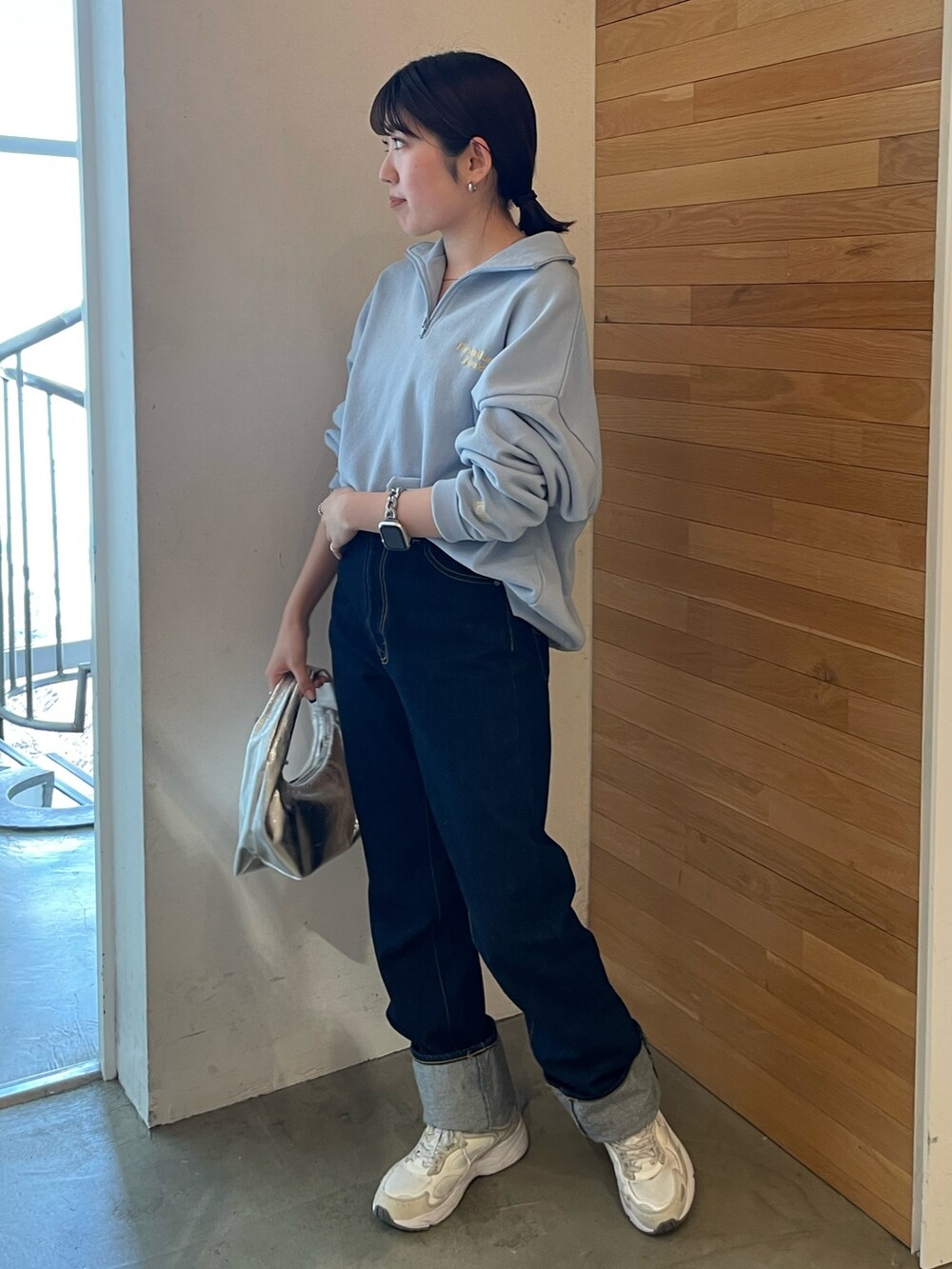 ブルー系のデニムパンツ、ブルー系のスウェットを着用したレディースの春コーディネートの2枚目の写真