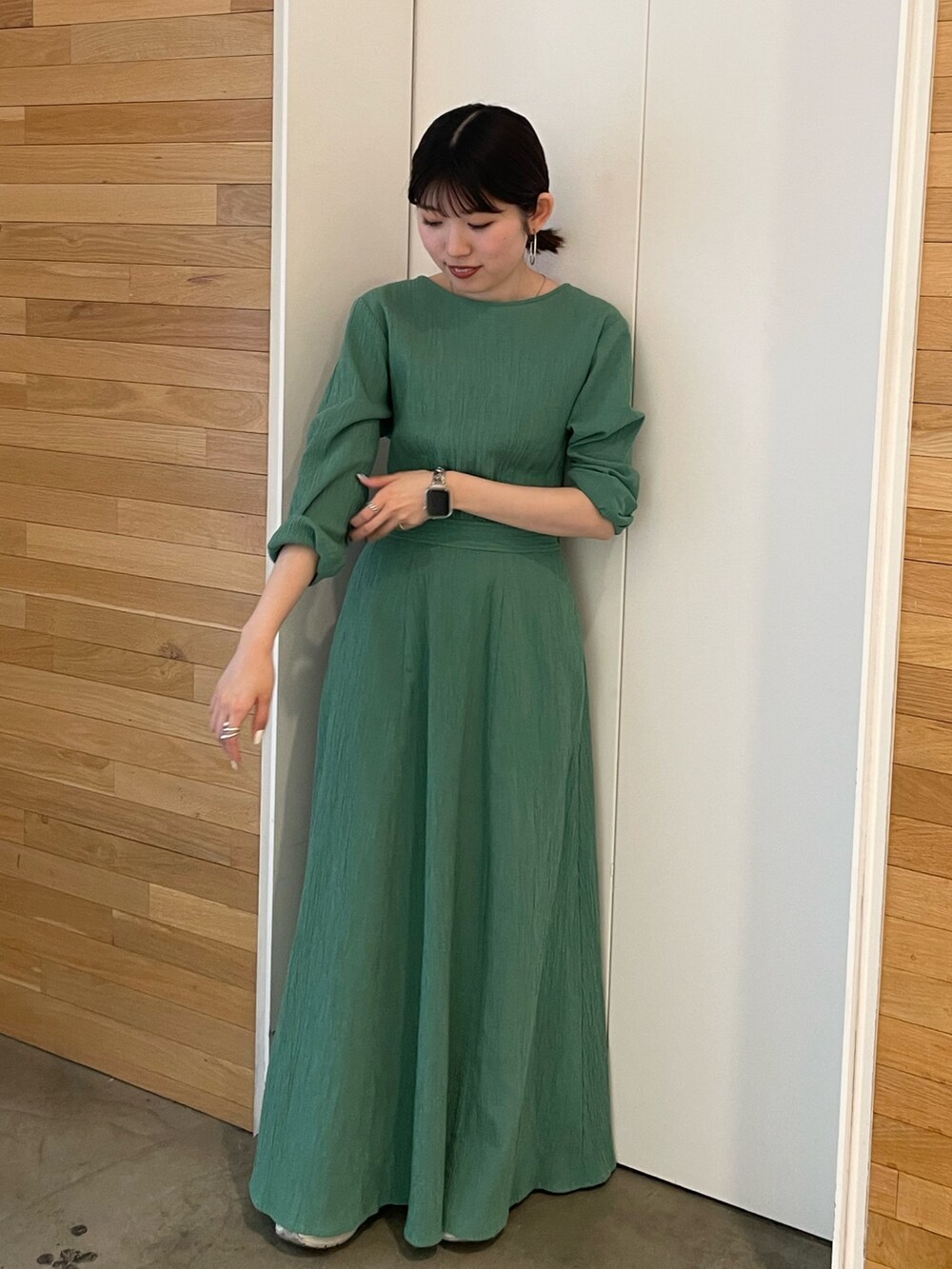 グリーン系のワンピース、グレー系のキャミソールを着用したレディースの春コーディネートの2枚目の写真