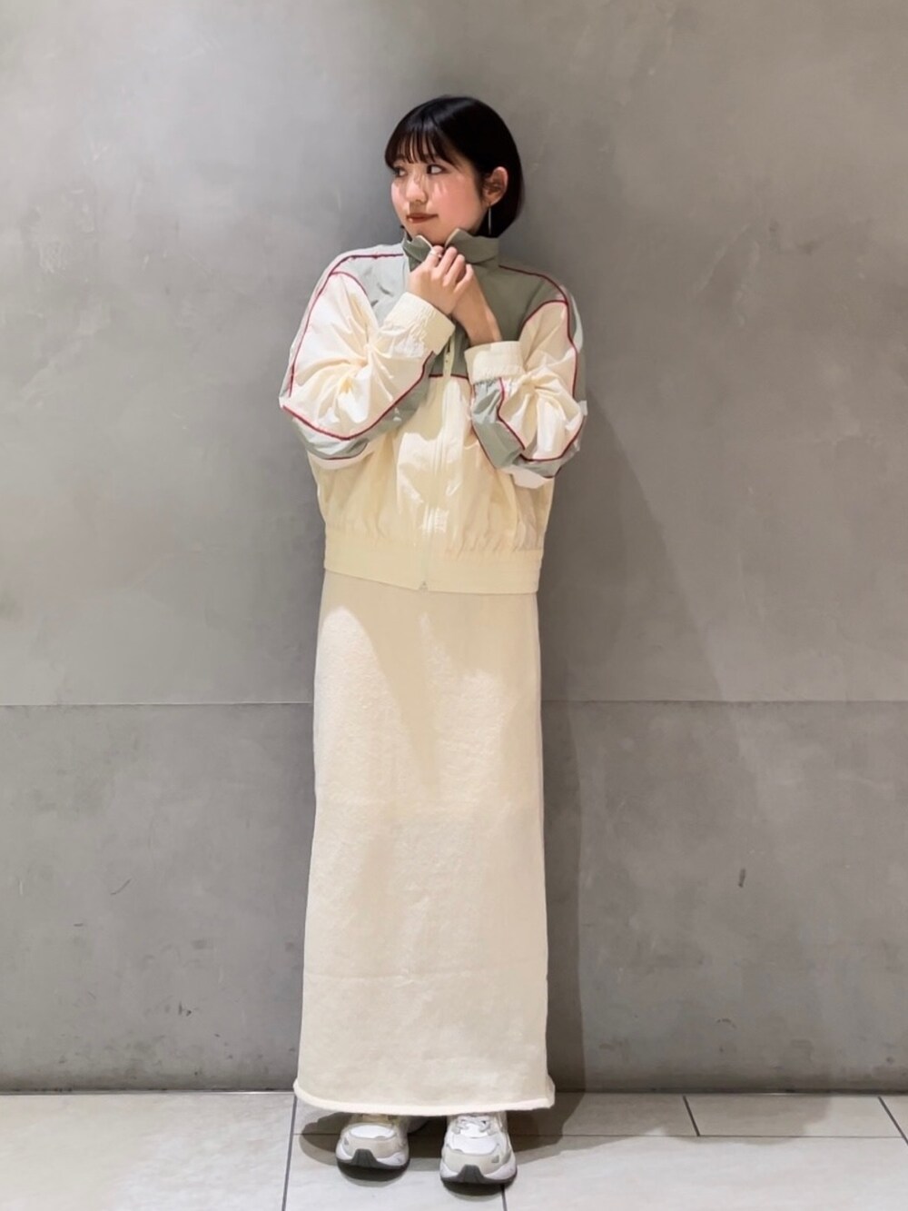 ホワイト系のスカート、ホワイト系のブルゾンを着用したレディースの冬コーディネートの7枚目の写真