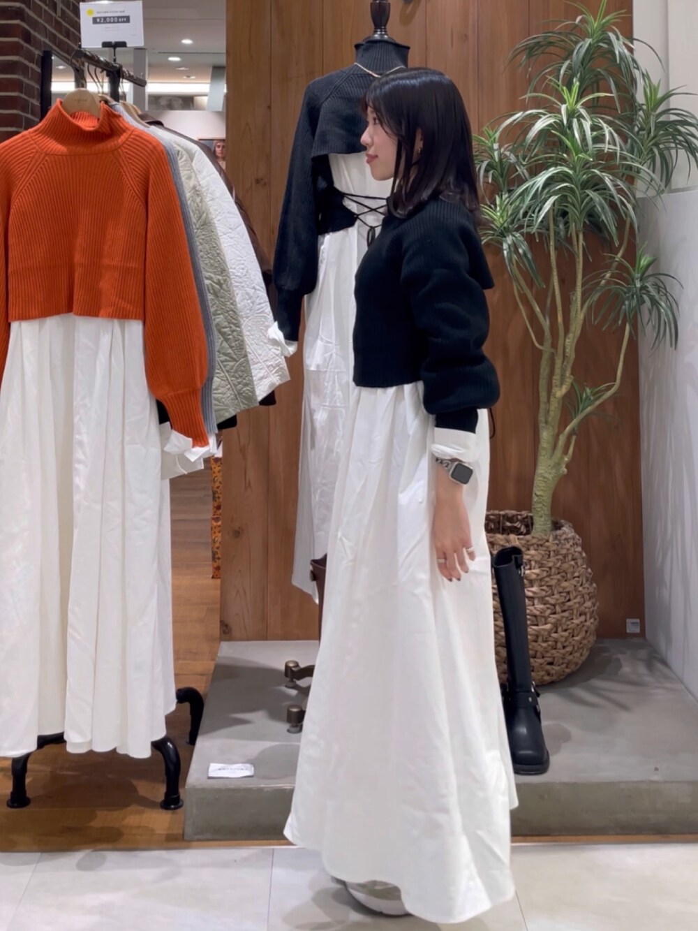 ブラック系のワンピースを着用したレディースの秋コーディネートの3枚目の写真