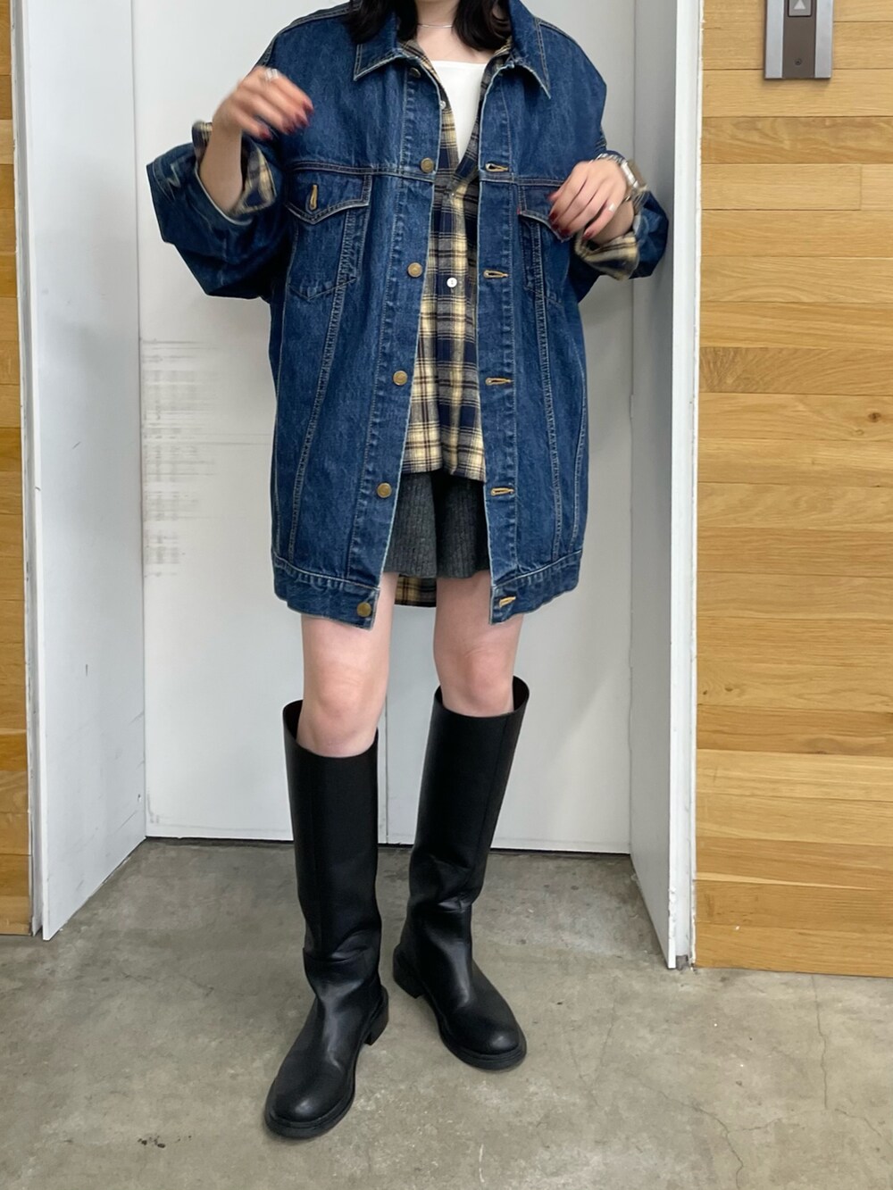 ブラック系のブーツ、グレー系のその他パンツ、ブルー系のシャツ/ブラウスを着用したレディースの秋コーディネートの4枚目の写真