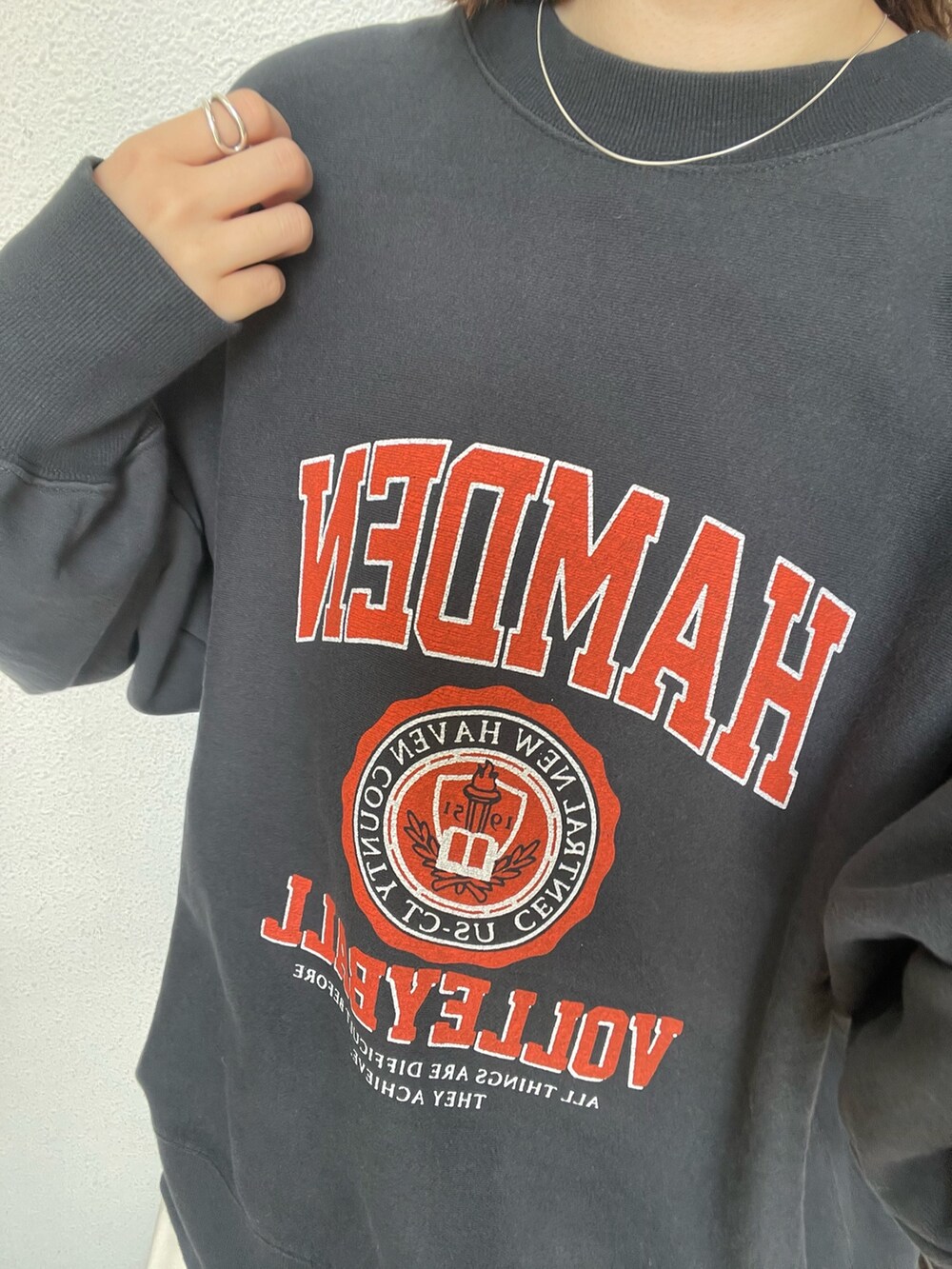 グレー系のスウェット、ホワイト系のスカート、グリーン系のスニーカーを着用したレディースの夏コーディネートの5枚目の写真