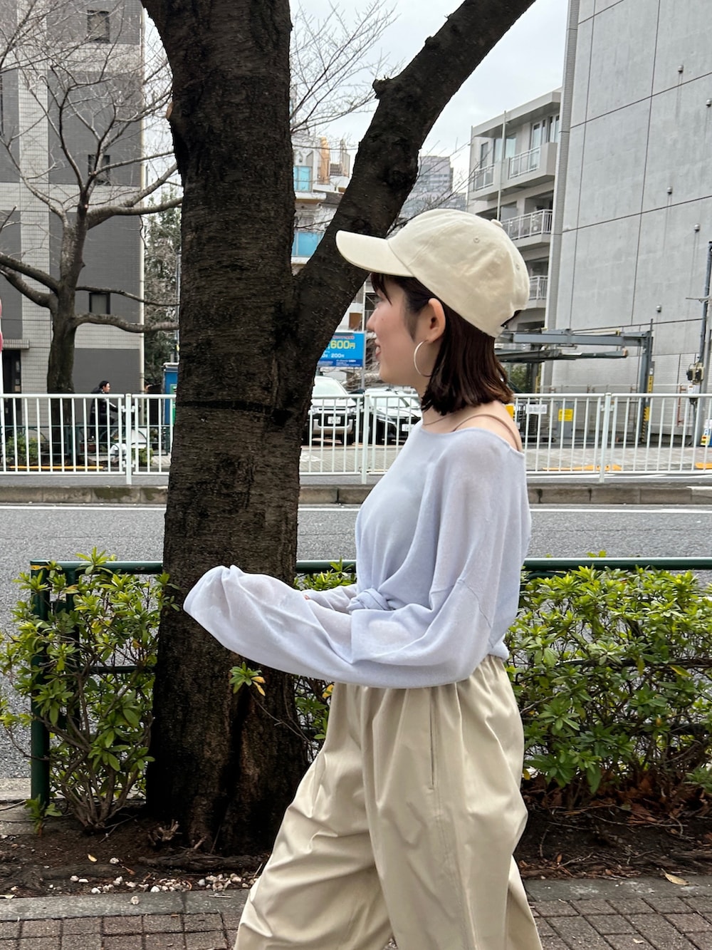 シルバー系のサンダル、グレー系のキャミソール、ブルー系のニット/セーターを着用したレディースの春コーディネートの5枚目の写真