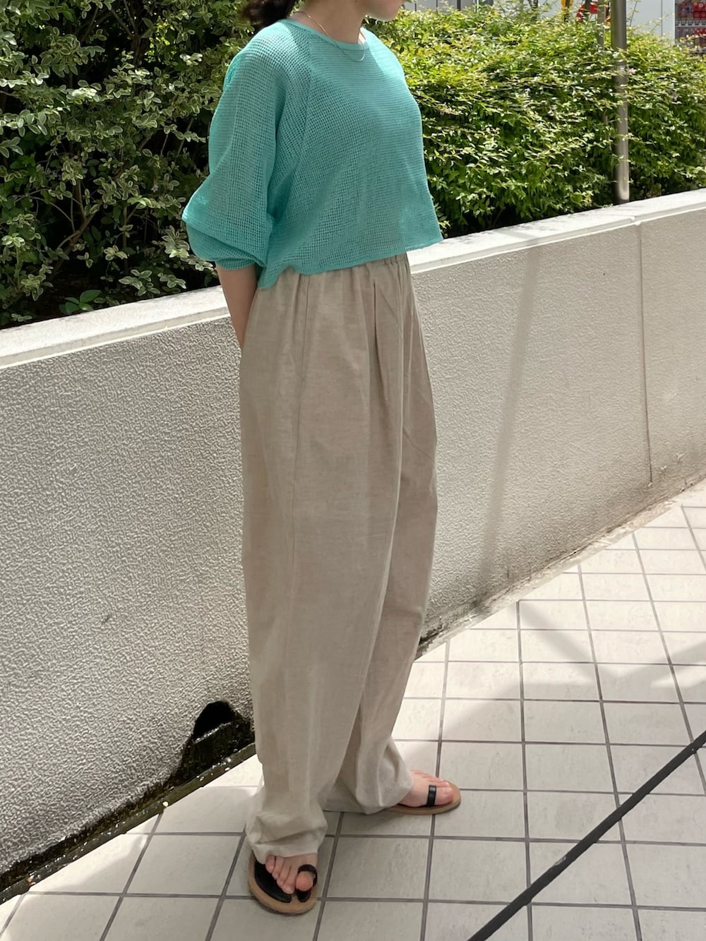 グレー系のキャミソール、ホワイト系のその他パンツ、ブラック系のサンダルを着用したレディースの夏コーディネートの4枚目の写真