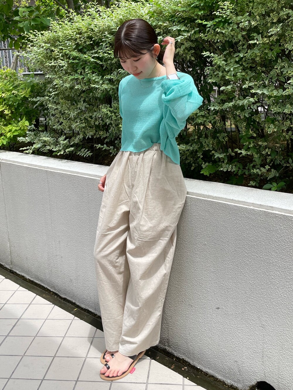 グレー系のキャミソール、ホワイト系のその他パンツ、ブラック系のサンダルを着用したレディースの夏コーディネートの7枚目の写真