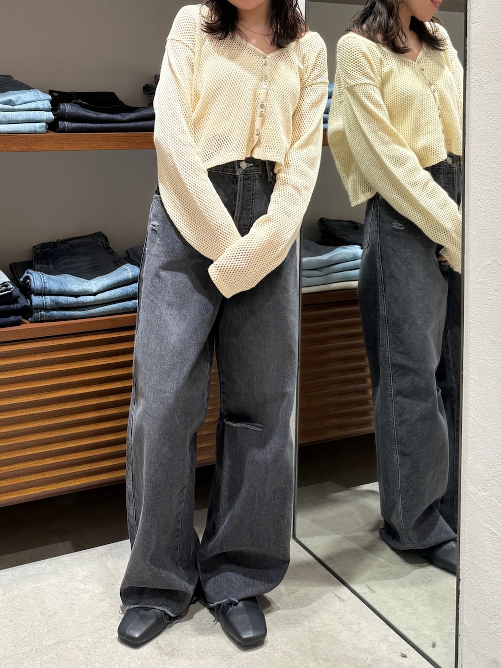 ブラック系のデニムパンツ、ブラック系のサンダル、ホワイト系のカーディガン/ボレロを着用したレディースの春コーディネートの3枚目の写真