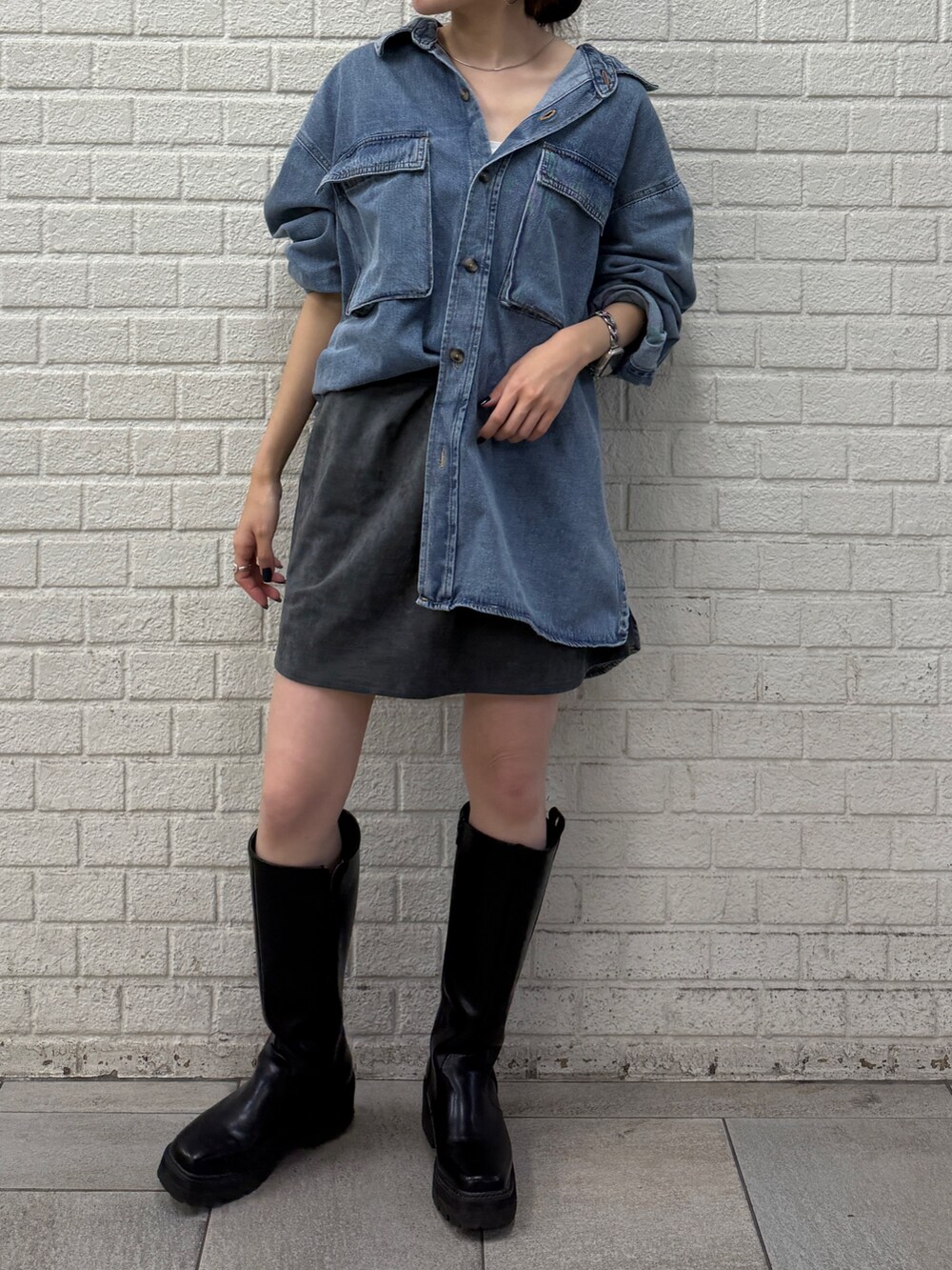 ブルー系のシャツ/ブラウス、グレー系のスカートを着用したレディースの秋コーディネートの5枚目の写真