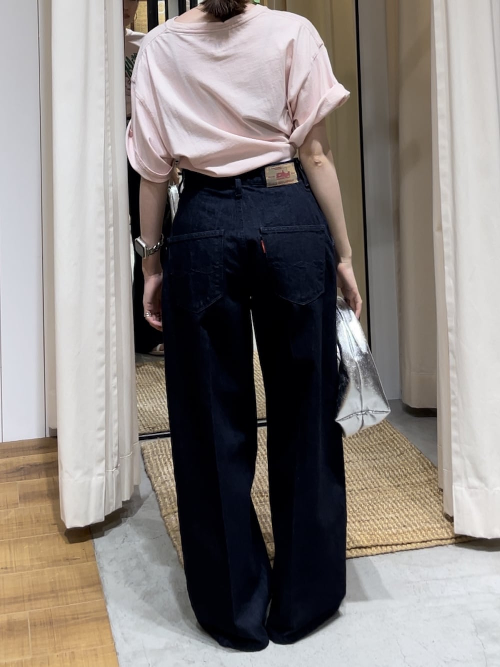 シルバー系のハンドバッグ、ホワイト系のサンダル、ピンク系のTシャツ/カットソーを着用したレディースの夏コーディネートの7枚目の写真